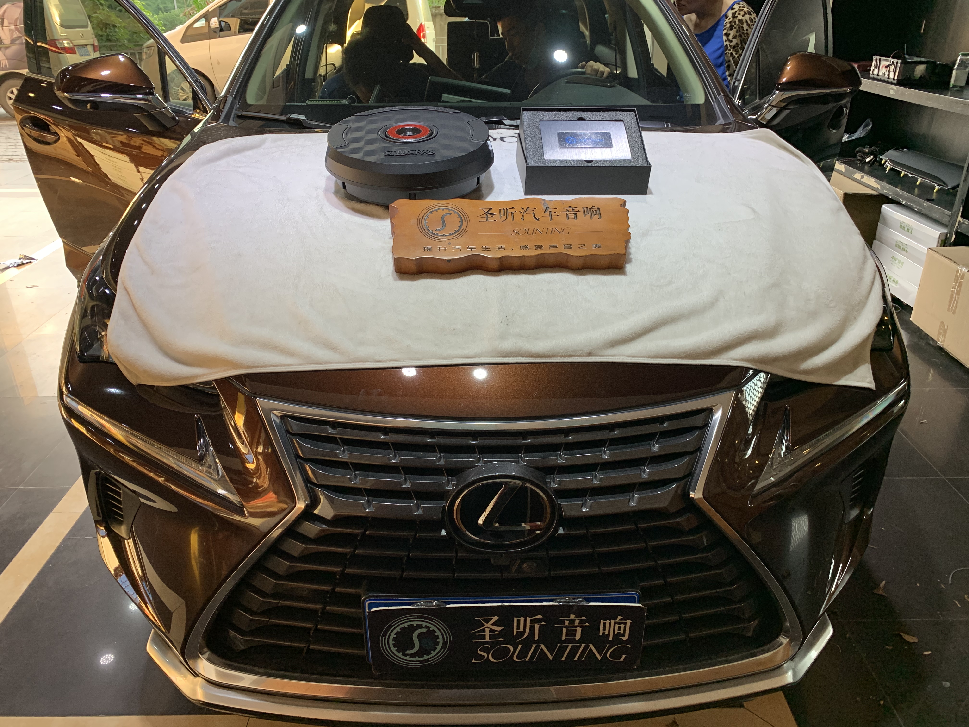 雷克萨斯NX200，圣听MDA-S406四路DSP+爱威备胎低音炮