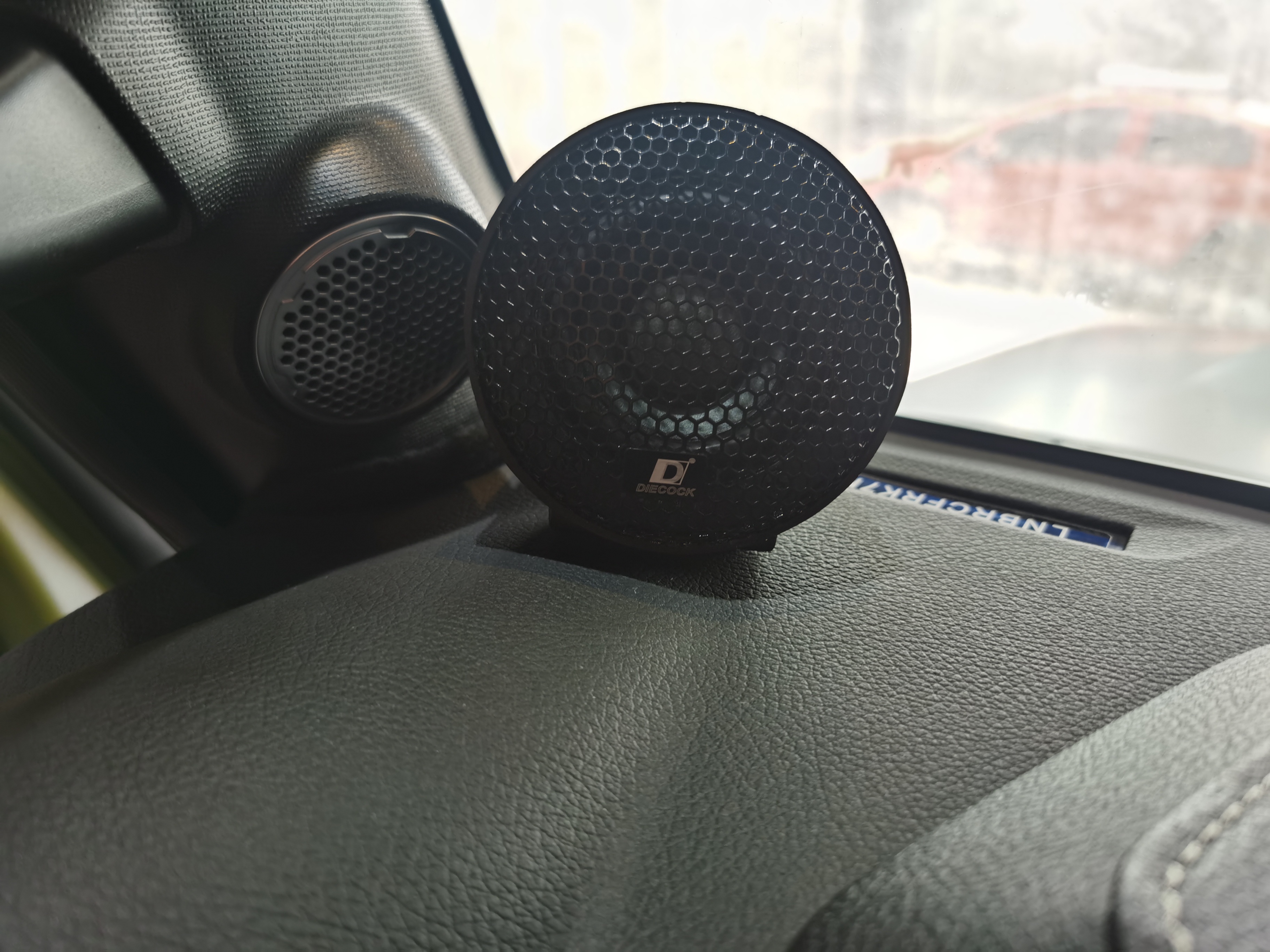 想听好声音，重庆找圣听
北京BJ40不止车比较硬派连声音也比较硬派，
这可不行。车主需要柔和动听的歌声，我们为广大硬派越野车车主提供了安装快捷，经济实惠的sounting2+1+1套餐