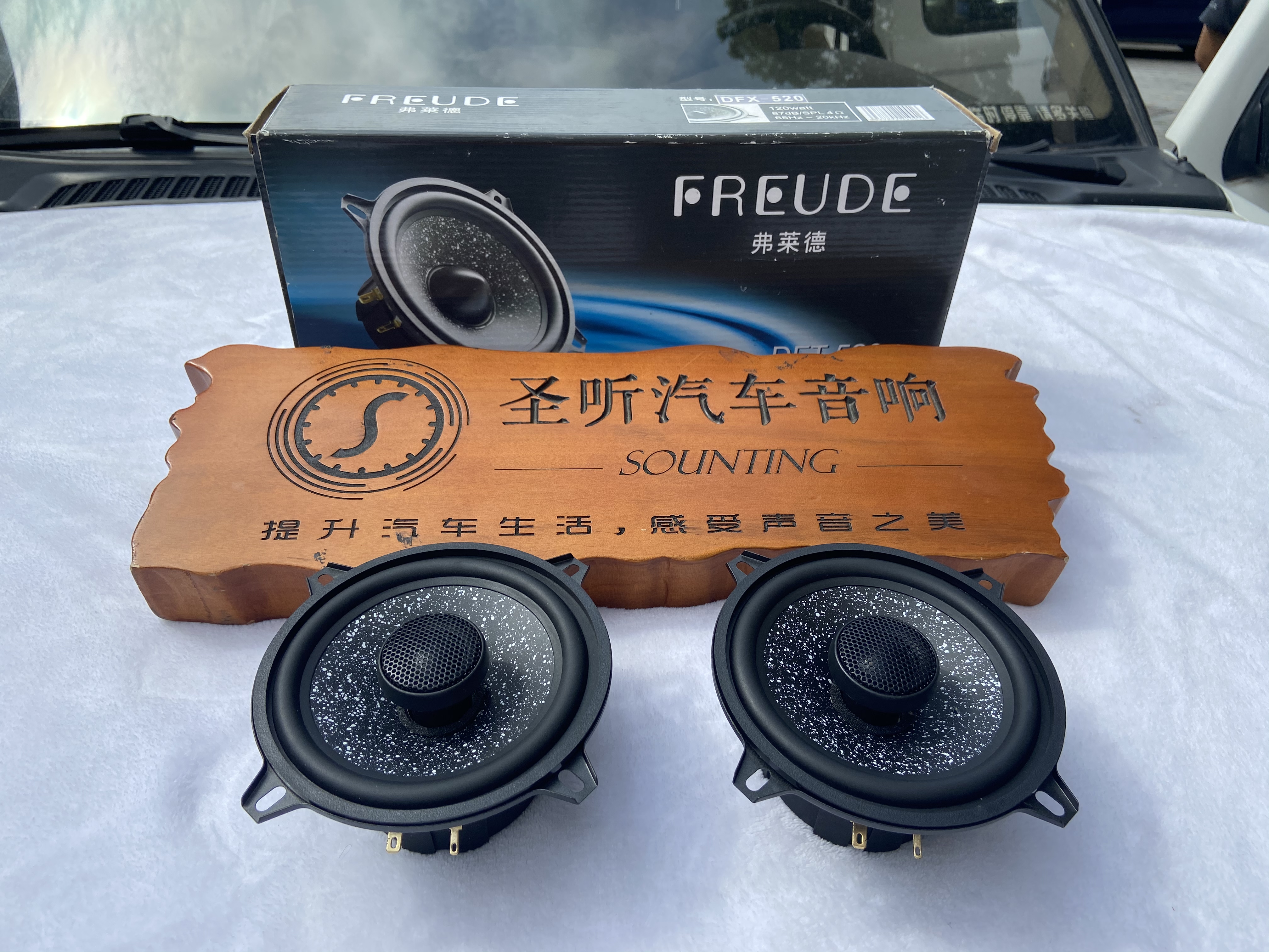 日产大皮卡NP300，经典3把锁，让旅途畅通无阻。做为载的了货物，乘的了亲朋的NP300，却连后门喇叭都没有。
后门升级了德国🇩🇪 弗莱德DFX-520同轴喇叭，让后排的亲朋也能享受美妙🎶 旋律。