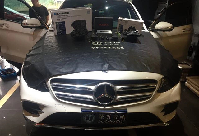 2019款奔驰GLC内饰设计延续了家族式一贯出色的奢华质感。其立体曲线非常显著，看起来颇具雕塑气息，展现出更为舒展开阔的内饰氛围。这台奔驰GLC的车主是一个对汽车音响要求比较高的用户。原车的音响品质，与车主的实际需求还有一定的差距。为弥补原车在这方面的不足，特意找到我们圣听汽车音响改装，给自己的爱车音响升级。
根据车主的要求，最终选定下面的系统来为这台奔驰车升级音响。
改装车型：奔驰GLC
改装配置
前声场：德国蓝宝奔驰专用三分频
功放：德国MUSWAY M6 DSP功放