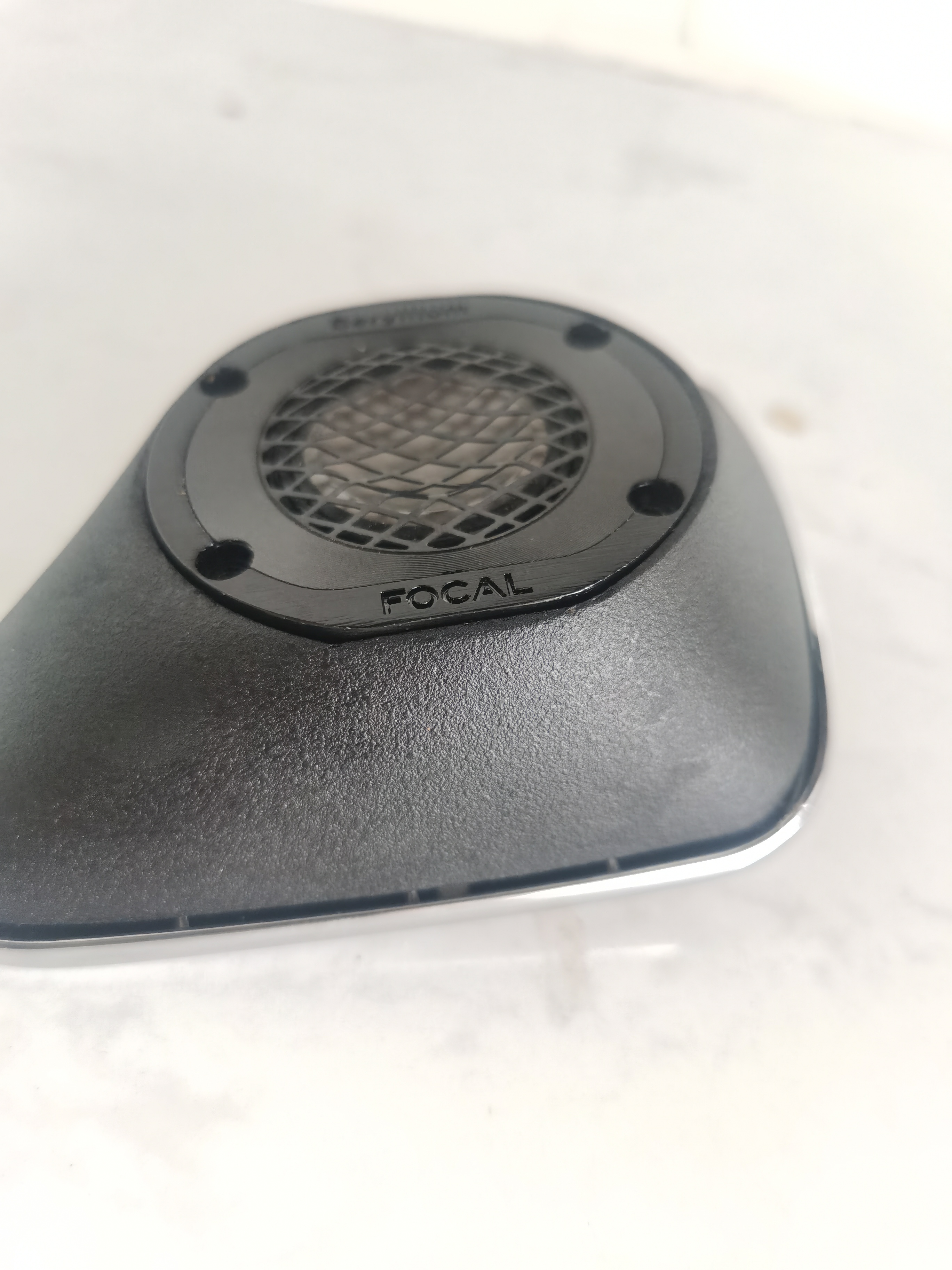 四周会发光的乌托邦M盆高音
奔驰GLE350e混动版 塑喷倒模让高音与门板浑然一体，懂的人都懂。