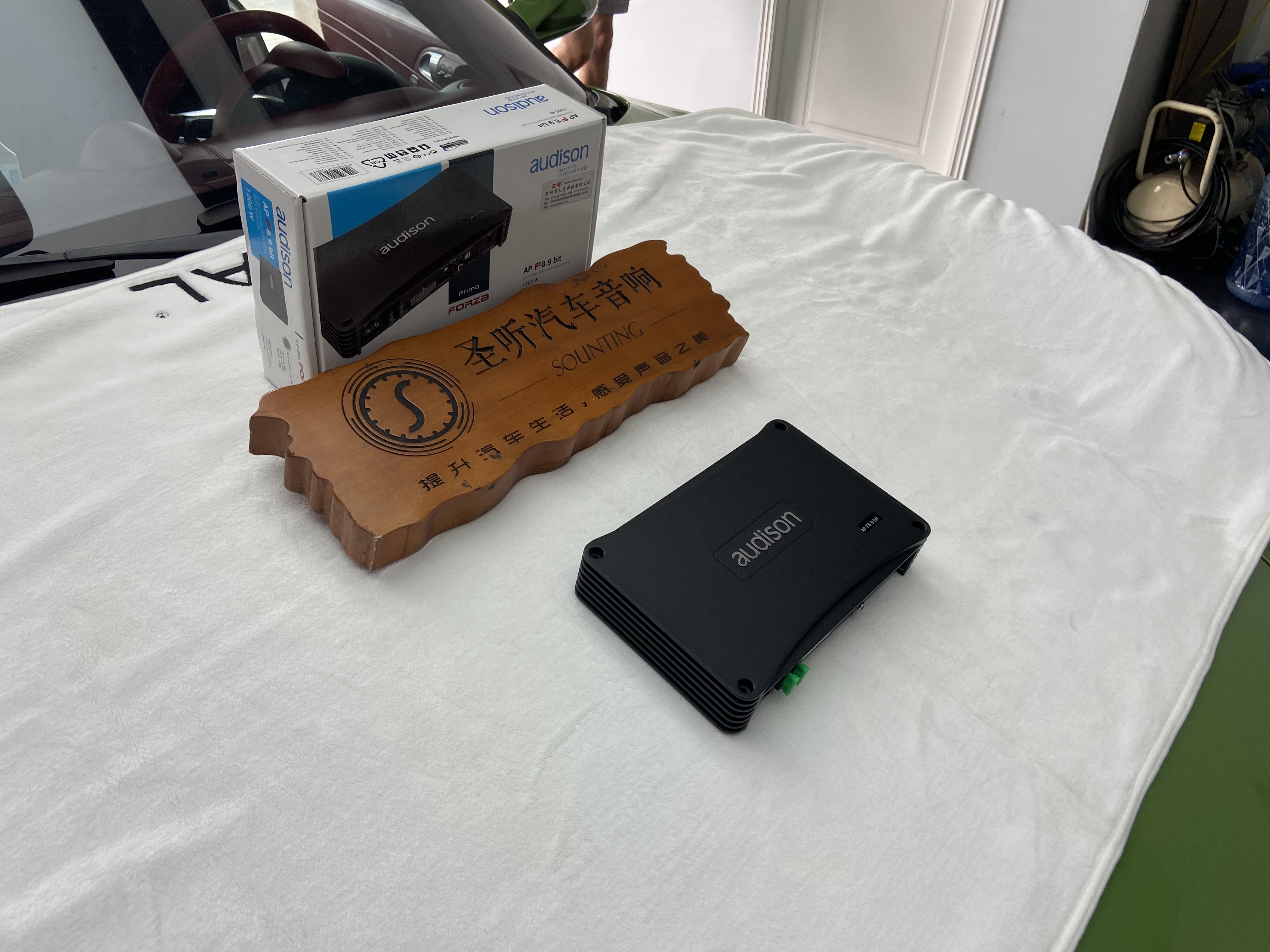 保时捷cayman再次音响升级，换掉以前的功放，加装一个欧迪臣8.9F功放