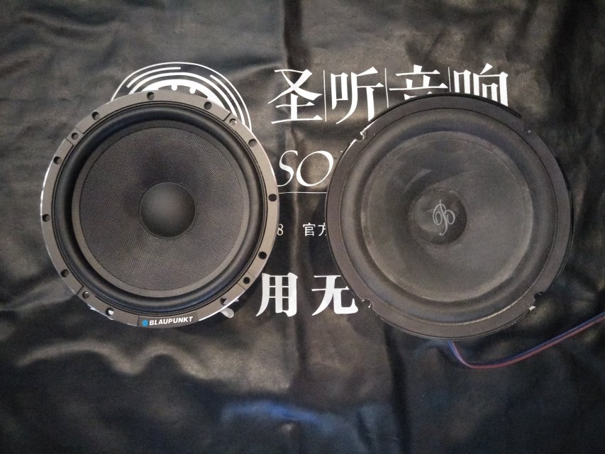 本田URV在某某买的“柏林之声喇叭”觉得音响效果不好，今天到店升级蓝宝C25套装喇叭，原位安装，再加一台muswayM4功放放在座椅下方