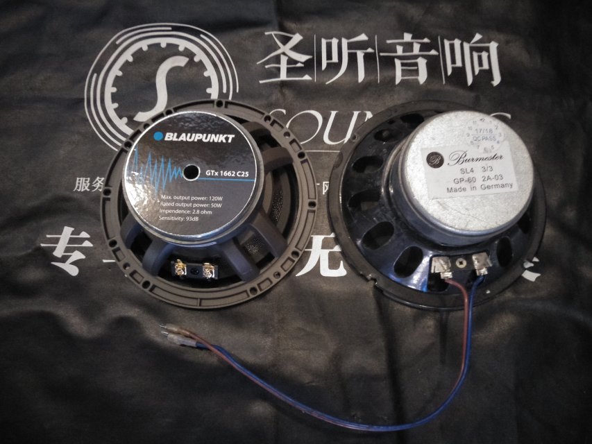 本田URV在某某买的“柏林之声喇叭”觉得音响效果不好，今天到店升级蓝宝C25套装喇叭，原位安装，再加一台muswayM4功放放在座椅下方