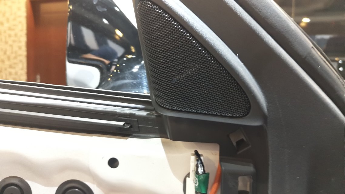 本田URV在某某买的“柏林之声喇叭”觉得音响效果不好，今天到店升级蓝宝C25套装喇叭，原位安装，再加一台muswayM4功放放在座椅下方