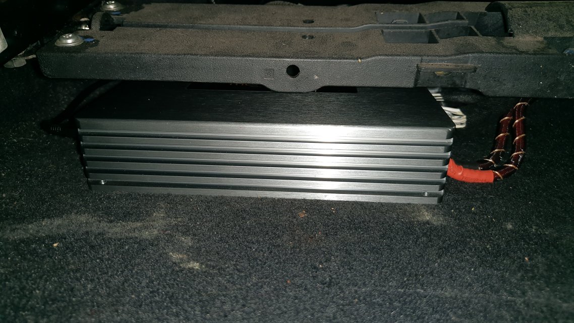 本田URV在某某买的“柏林之声喇叭”觉得音响效果不好，今天到店升级蓝宝C25套装喇叭，原位安装，再加一台muswayM4功放放在座椅下方