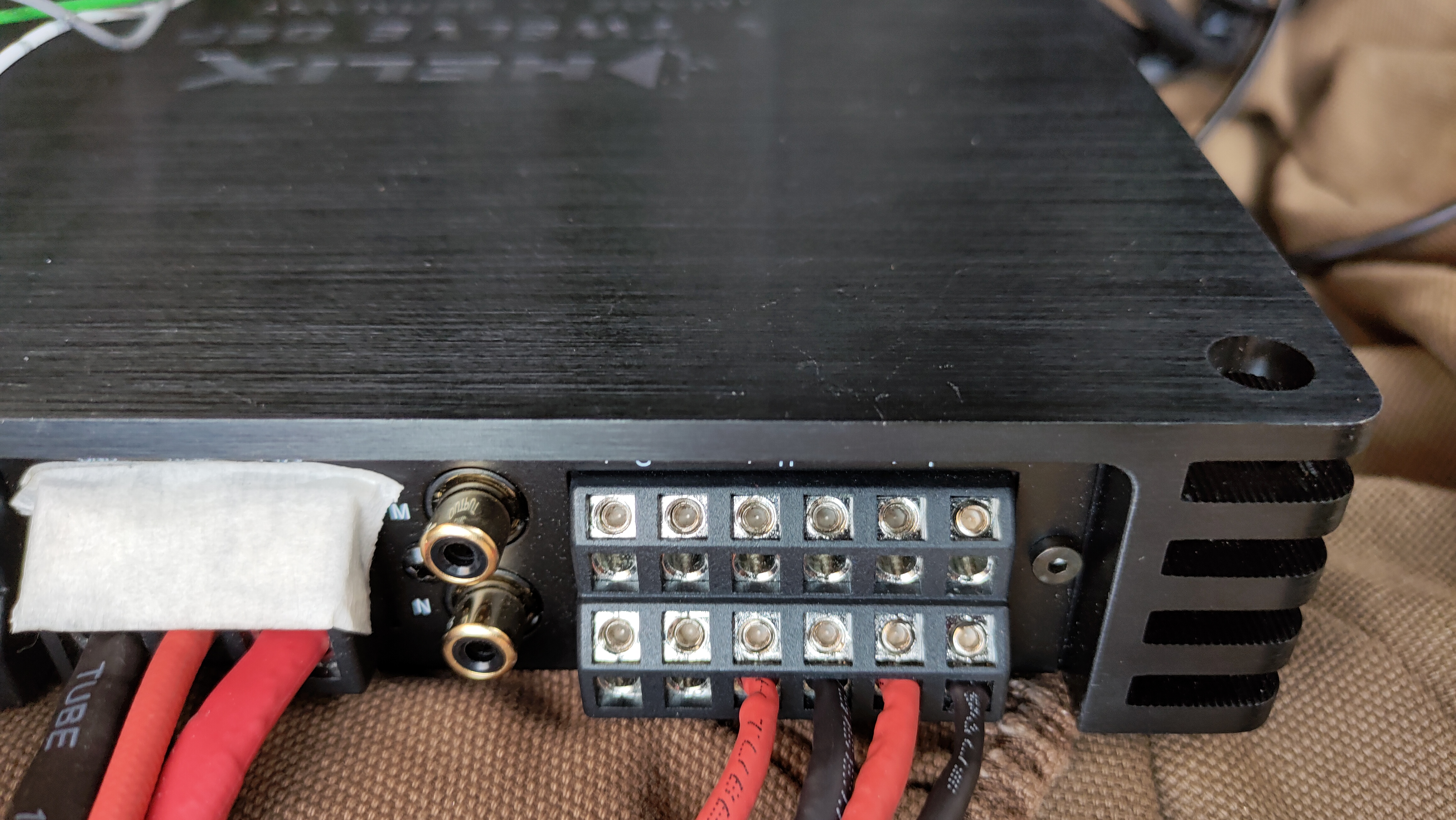 宝马4系升级喜力士V12功放+森麦朗光纤解码器