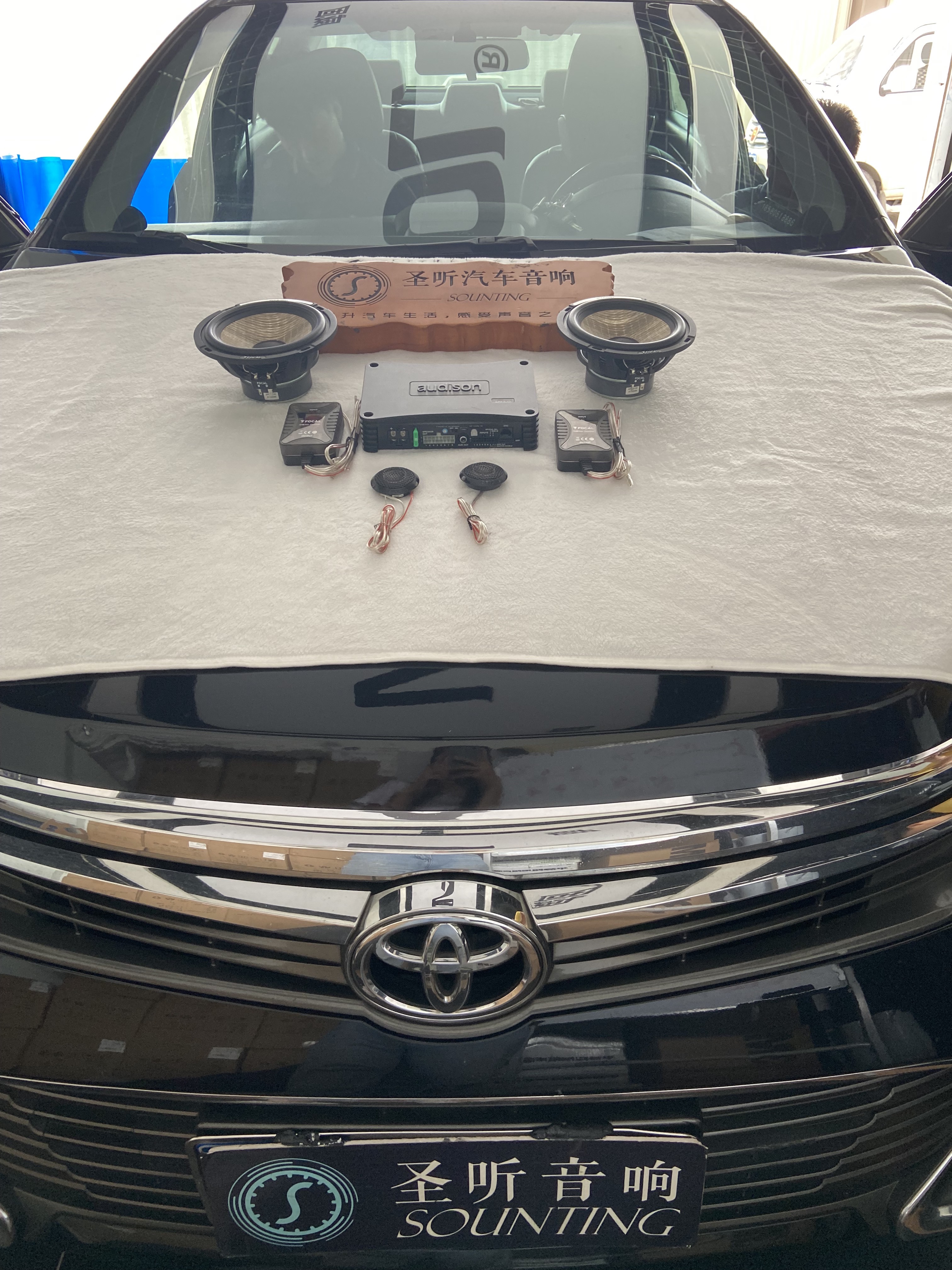 想听好声音,重庆找圣听。
行驶30多万公里的凯美瑞,车主大多都是🎶 陪伴,好的🎶 才能让你的旅途从此不再枯燥乏味,良辰美景与余音缭绕的绝佳搭配。
前声场二分频:劲浪亚麻盆
欧迪臣AP8.9DSP功放桥接推主动前声场二分频