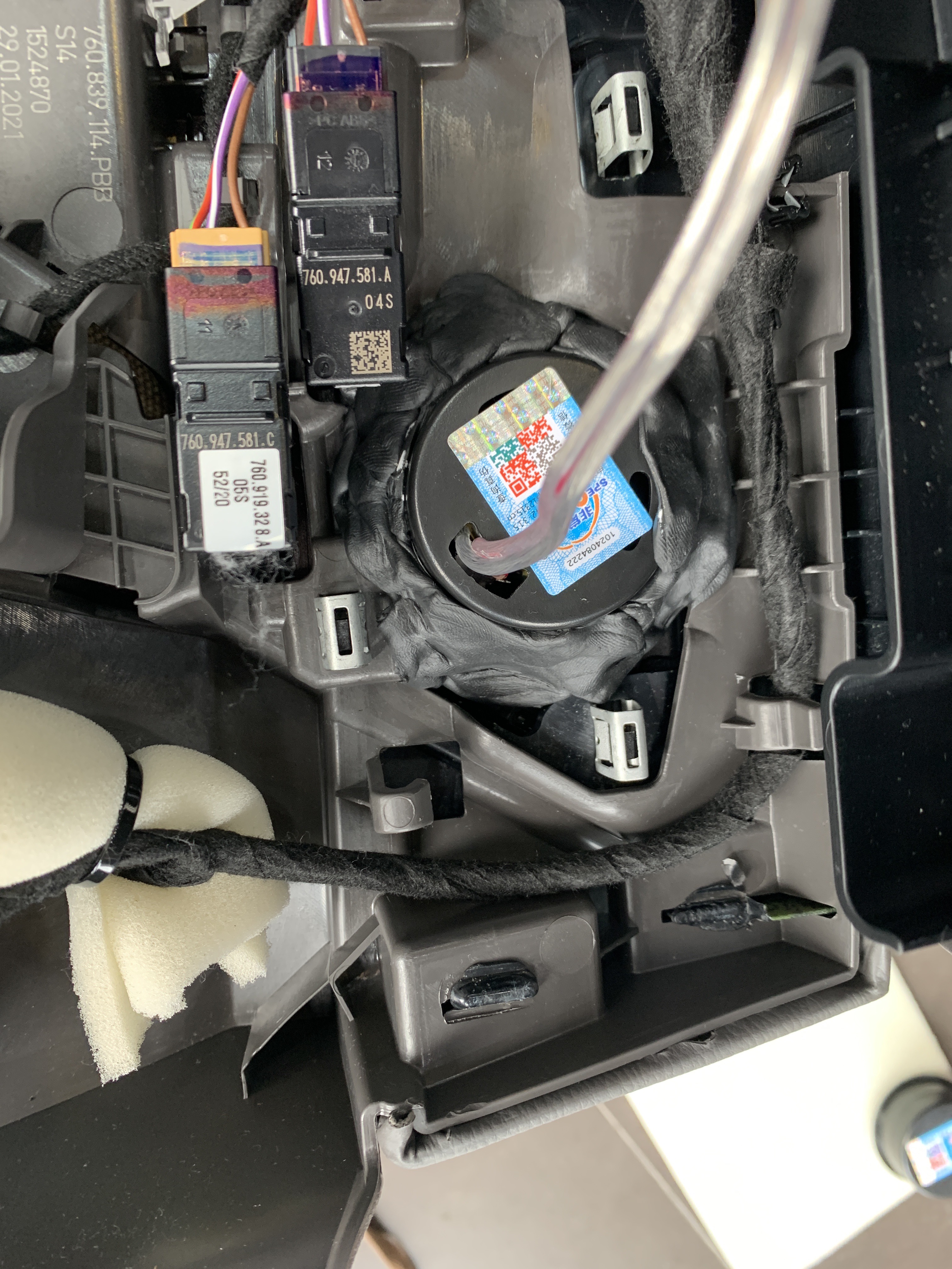 大众途锐，全车劲浪165A-GL两分频喇叭+圣听MDA-S406处理器+马来西亚爱威备胎低音炮