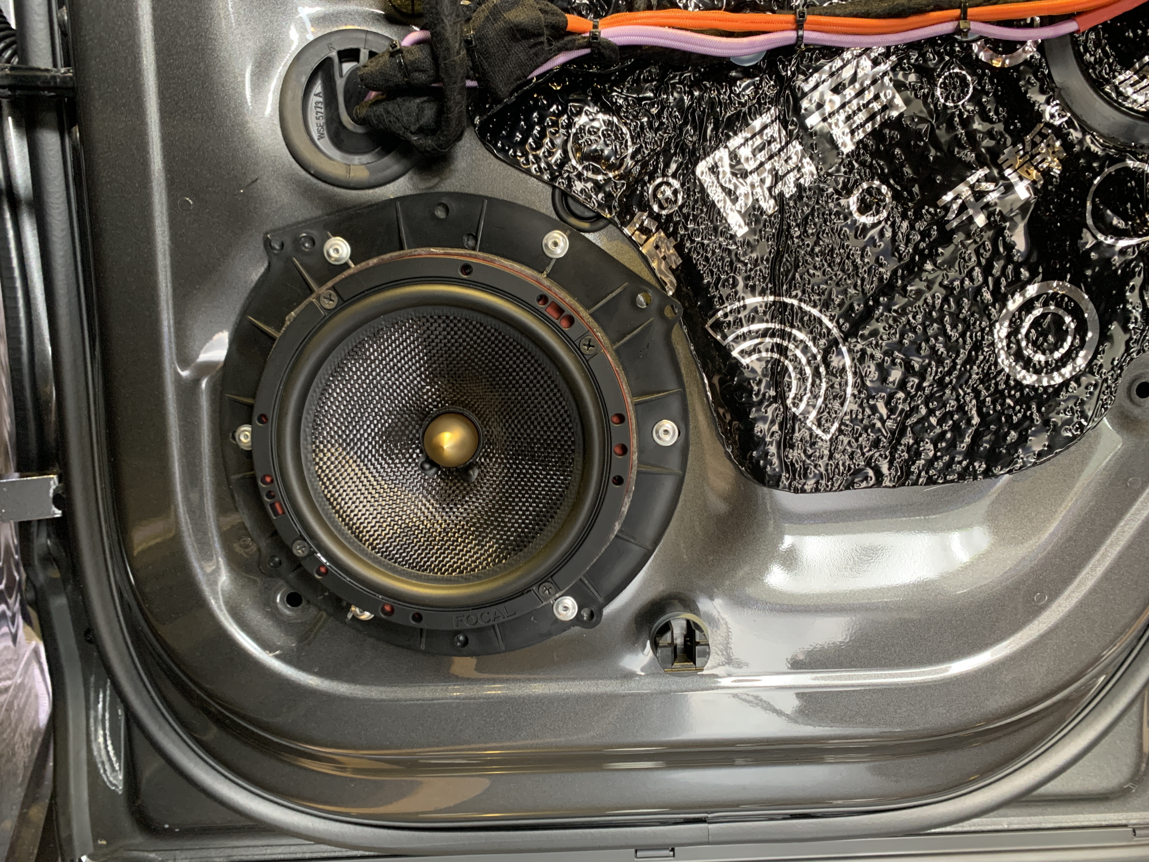 大众途锐，全车劲浪165A-GL两分频喇叭+圣听MDA-S406处理器+马来西亚爱威备胎低音炮
