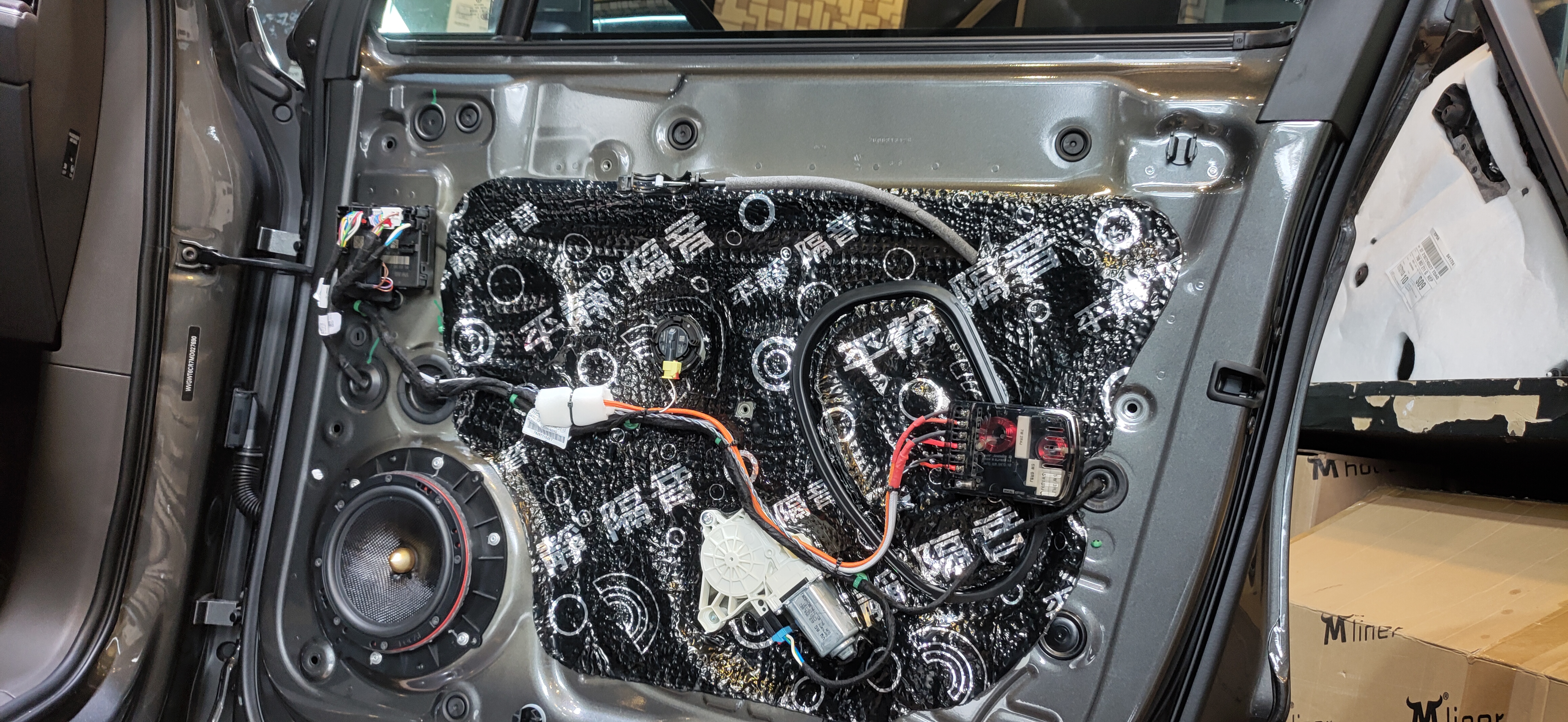 大众途锐，全车劲浪165A-GL两分频喇叭+圣听MDA-S406处理器+马来西亚爱威备胎低音炮