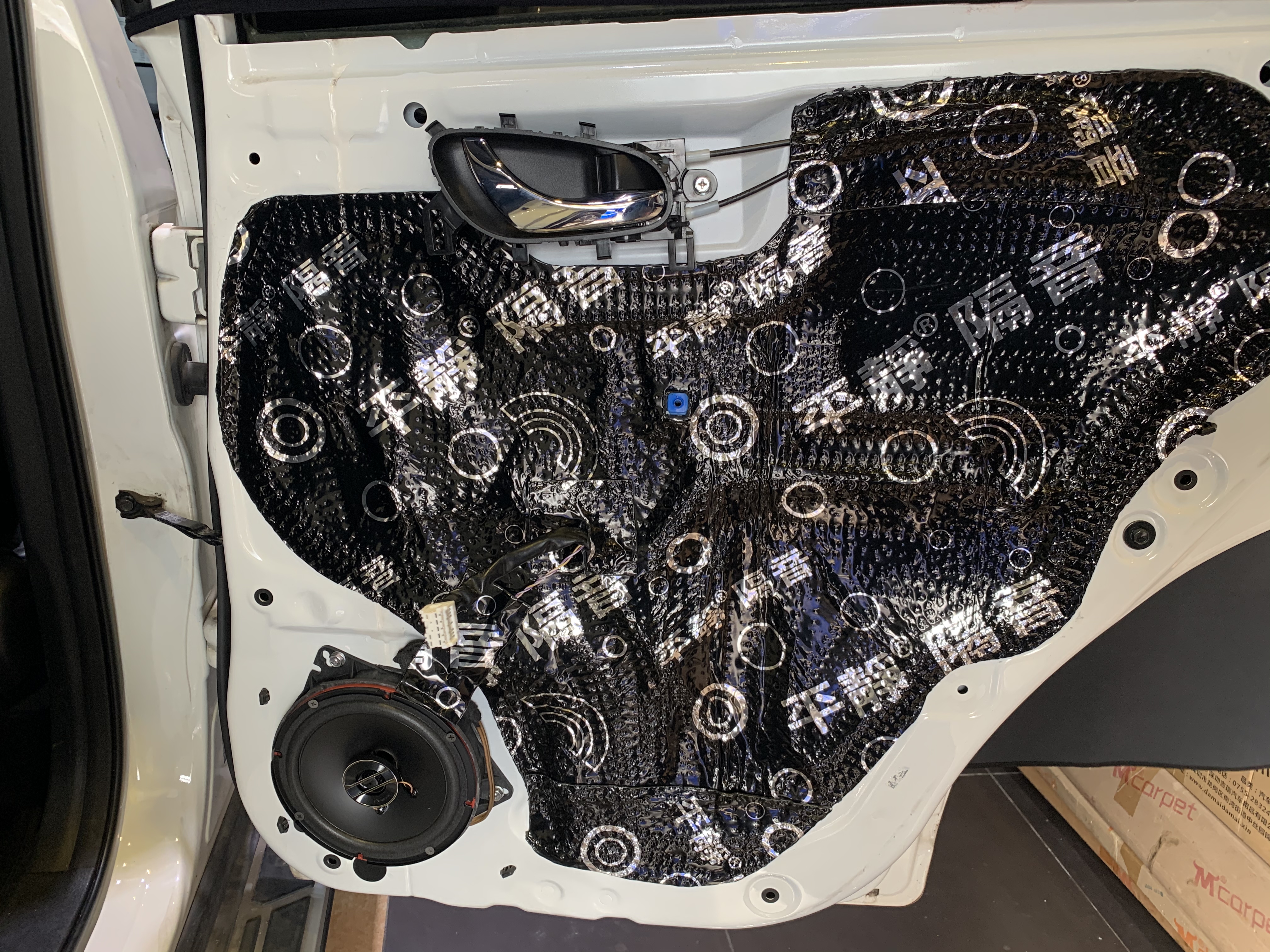 日产奇骏，前门劲浪亚麻盆两分频喇叭+后门先锋同轴喇叭