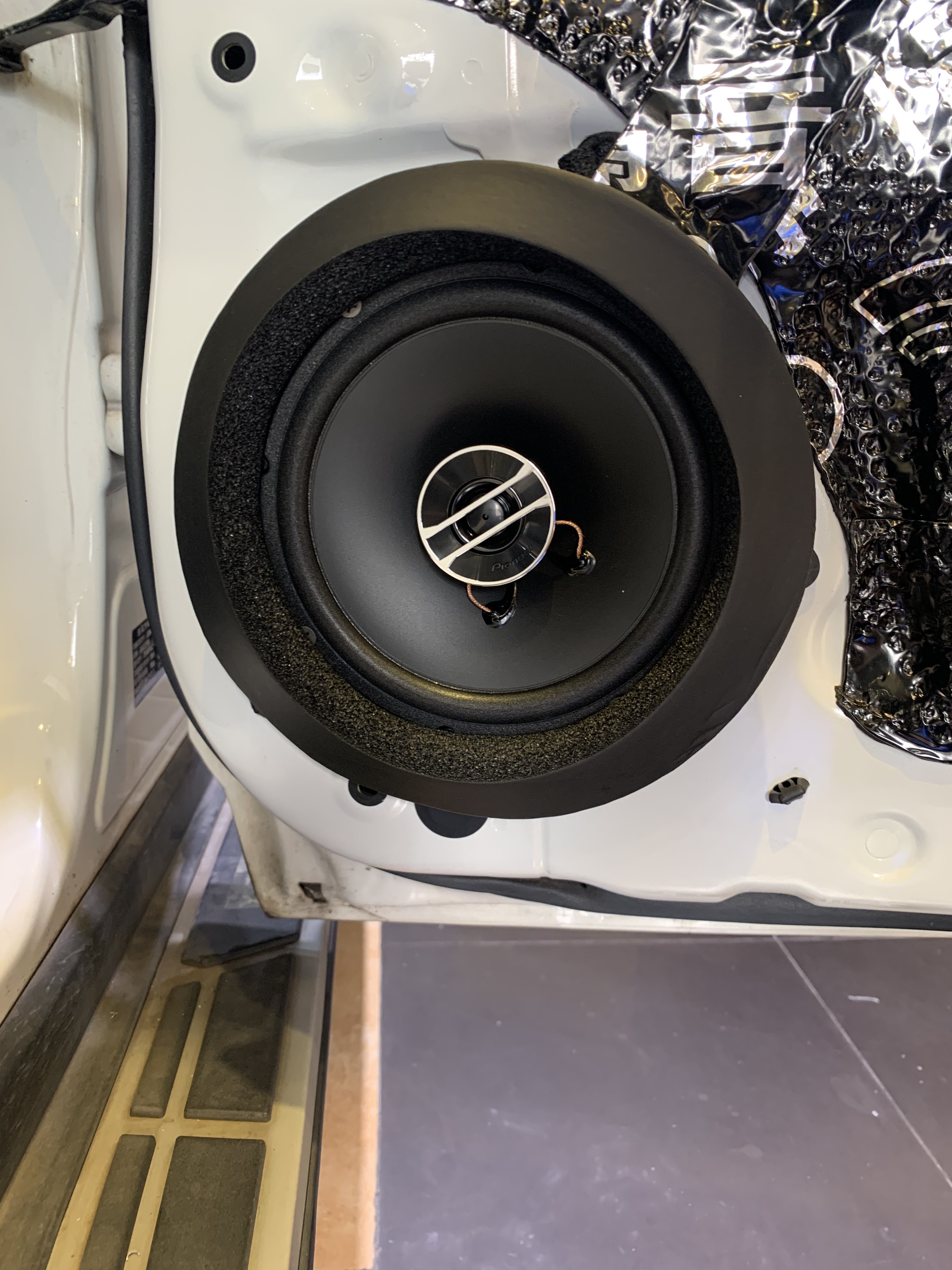 日产奇骏，前门劲浪亚麻盆两分频喇叭+后门先锋同轴喇叭