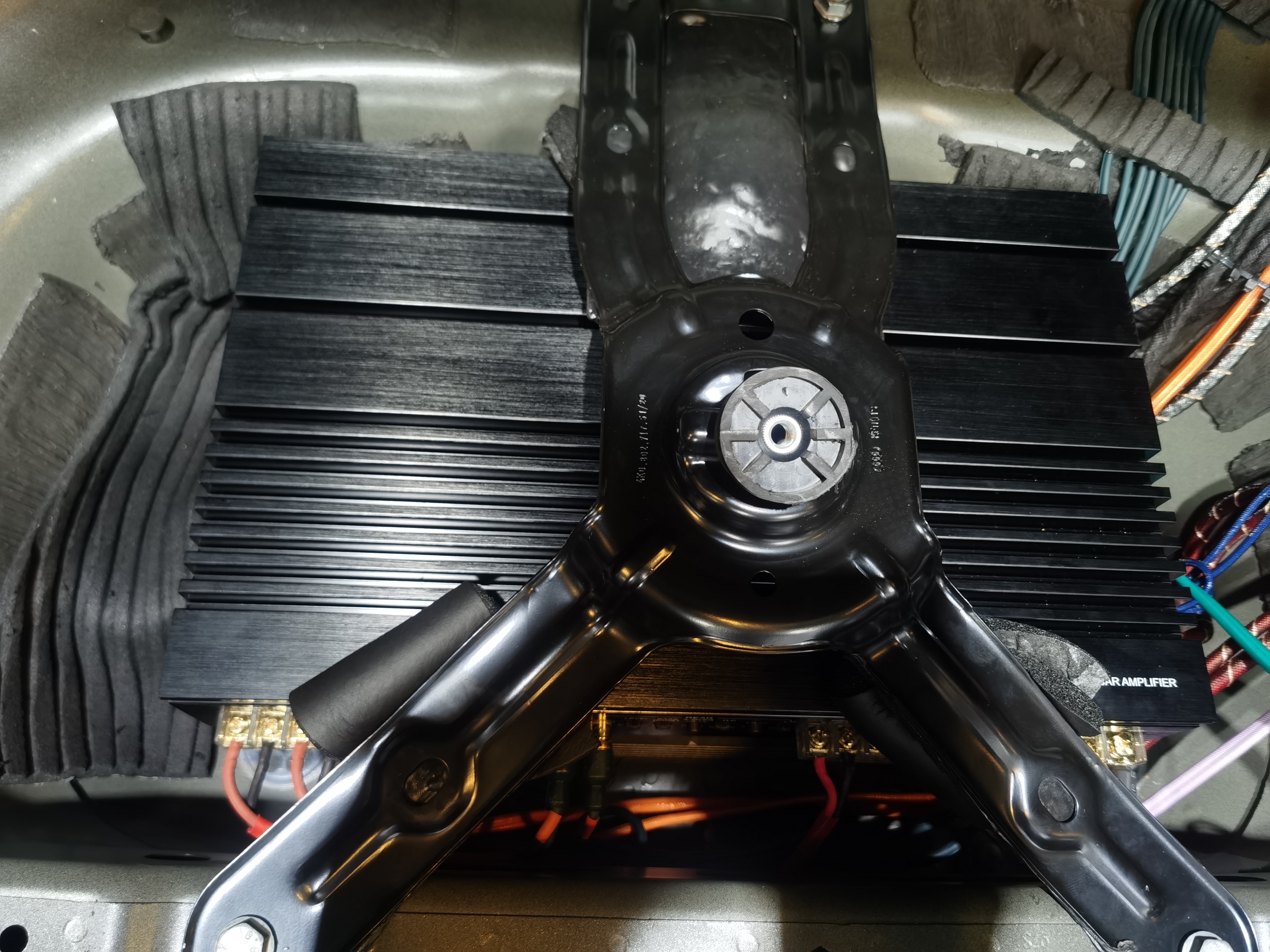 奥迪A6L，升级蒂安杰罗功放+赫兹H8处理器+赫兹中置喇叭