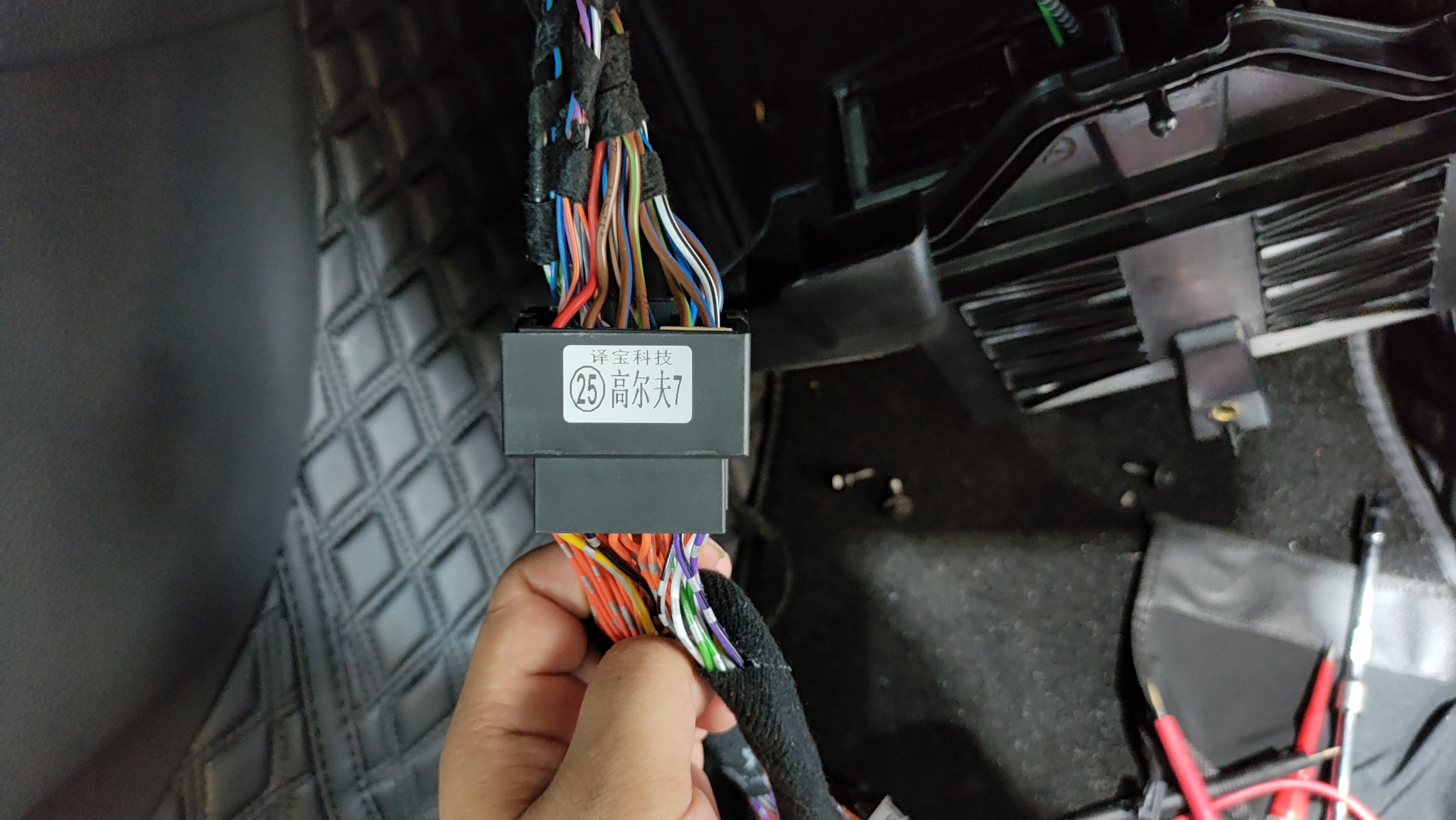 奥迪A8L，前门劲浪黄盆两分频喇叭+后门165A-GL两分频喇叭+劲浪FPX5.1200功放+森麦朗MDA-D468处理器