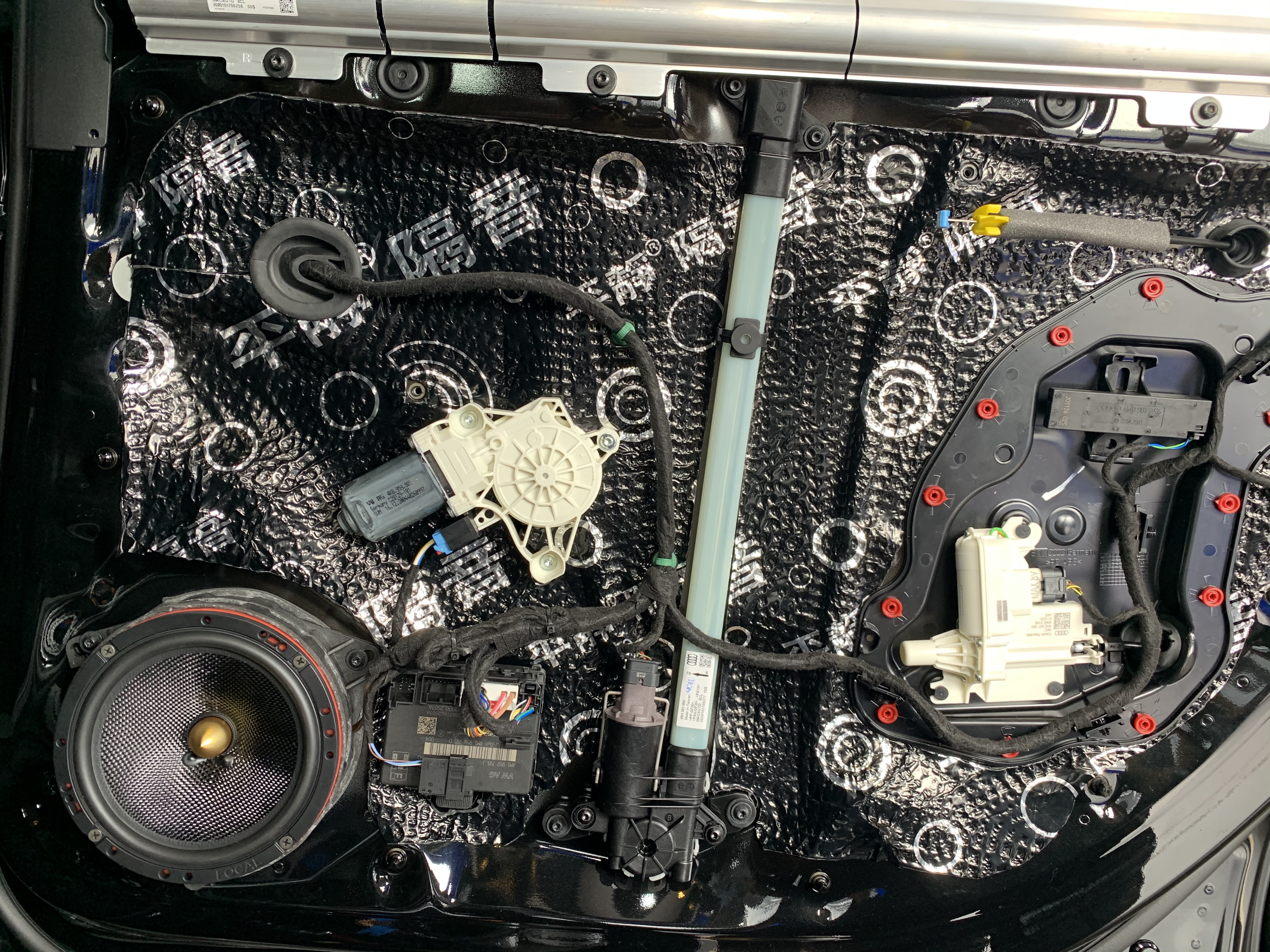 奥迪A8L，前门劲浪黄盆两分频喇叭+后门165A-GL两分频喇叭+劲浪FPX5.1200功放+森麦朗MDA-D468处理器