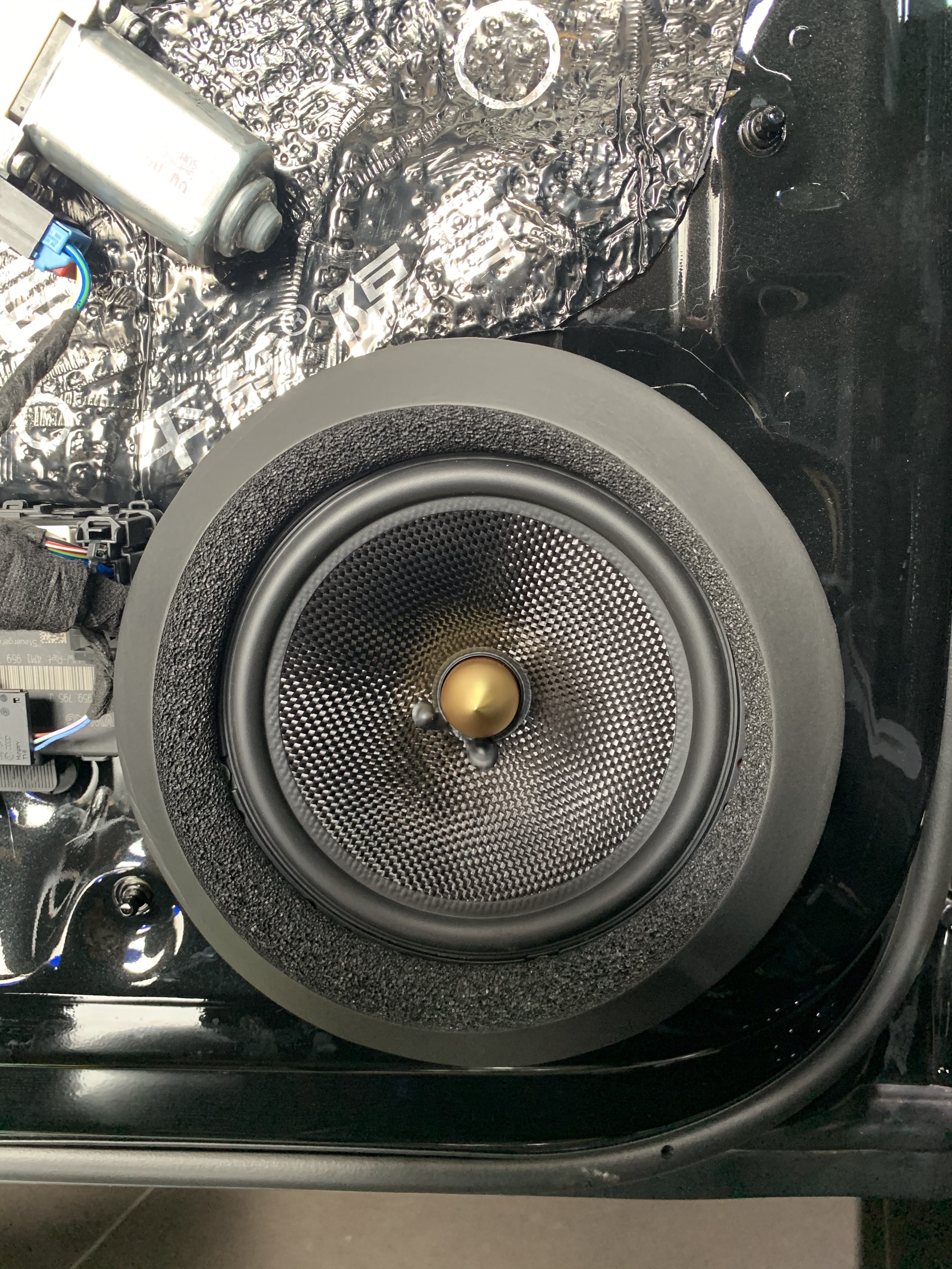 奥迪A8L，前门劲浪黄盆两分频喇叭+后门165A-GL两分频喇叭+劲浪FPX5.1200功放+森麦朗MDA-D468处理器