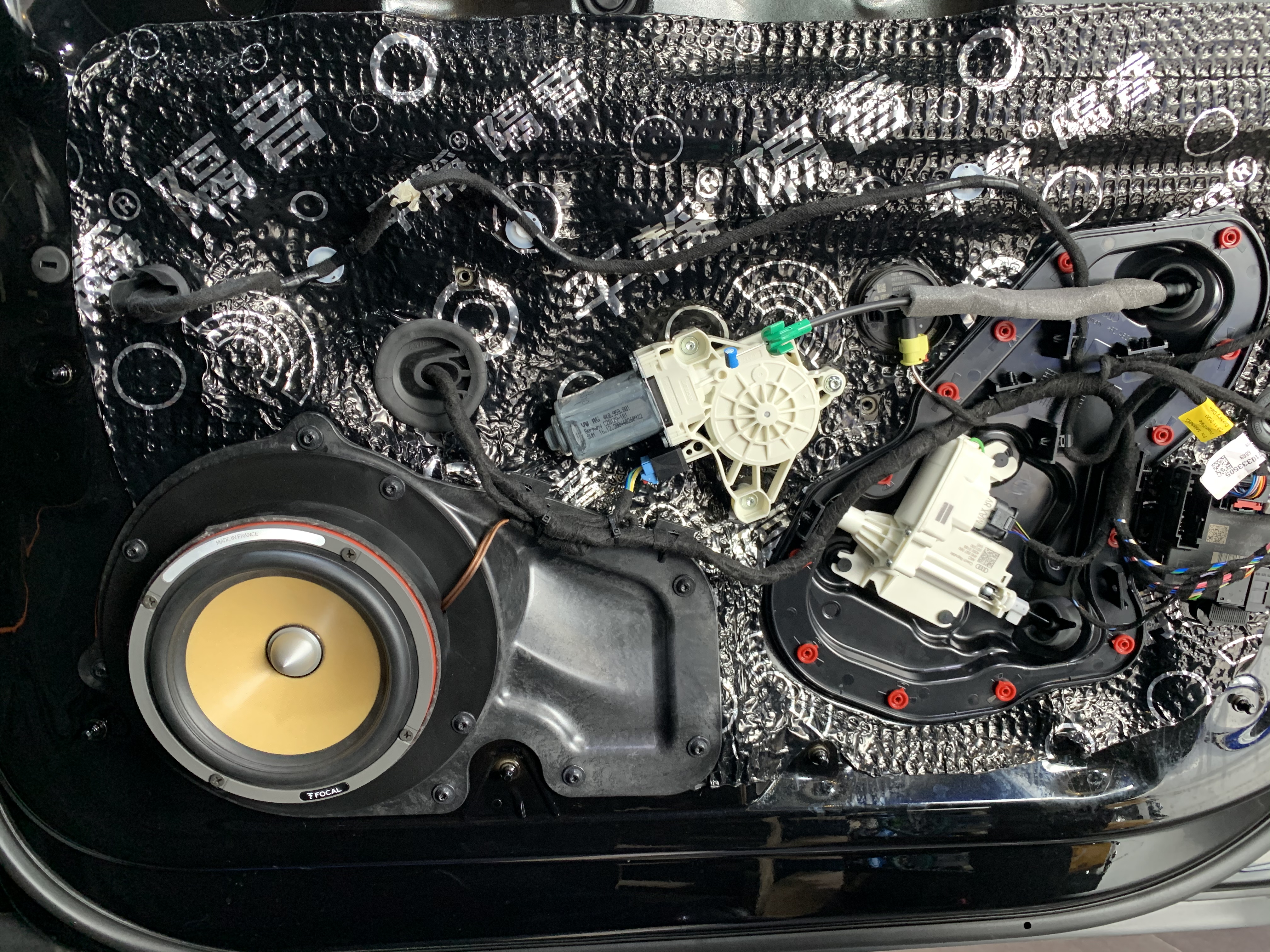 奥迪A8L，前门劲浪黄盆两分频喇叭+后门165A-GL两分频喇叭+劲浪FPX5.1200功放+森麦朗MDA-D468处理器
