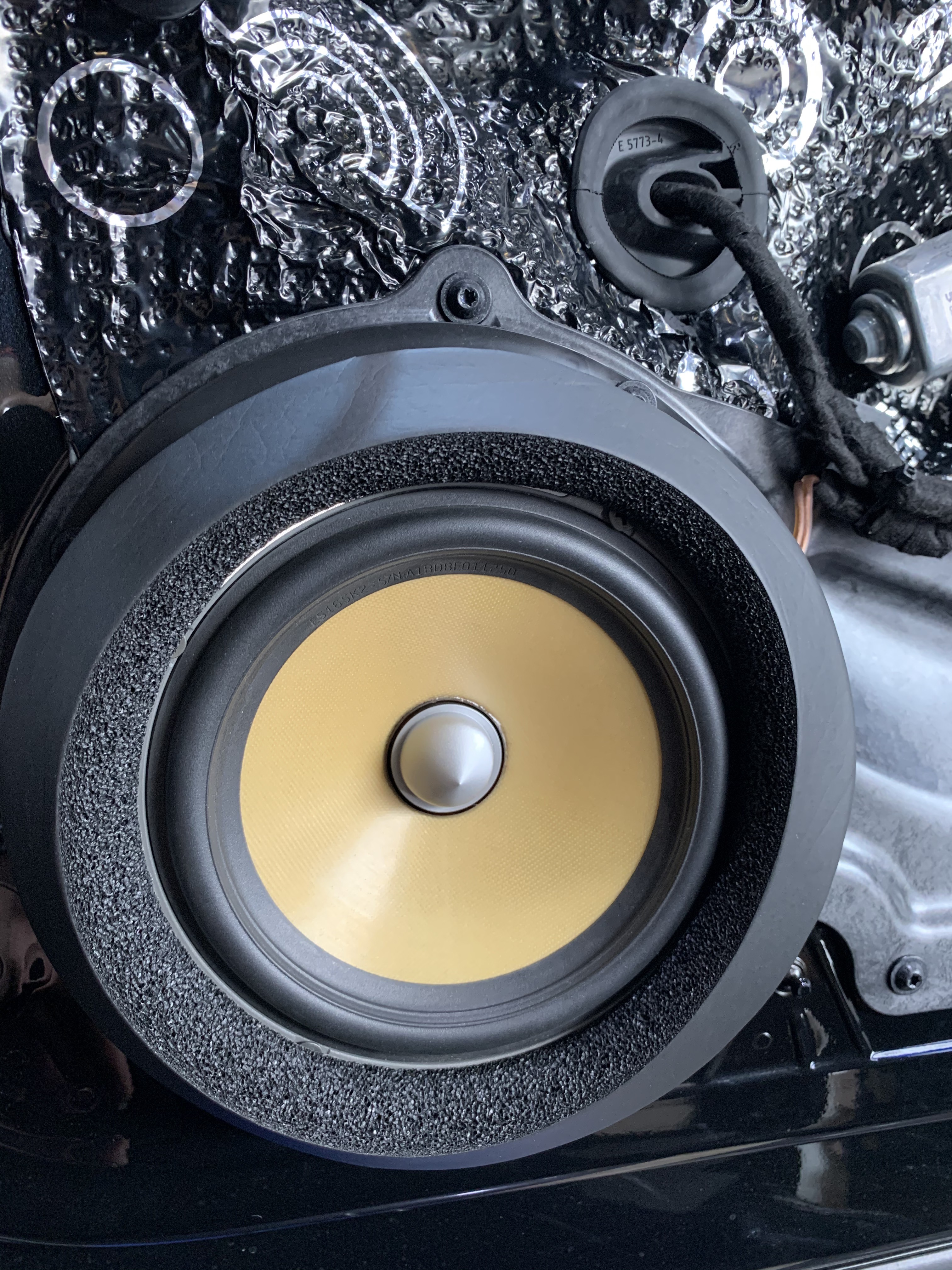 想听好声音，重庆找圣听
进口奥迪A8，进口车但非进口声。原车10喇叭但都不满足车主对于声音要求。
全套法国劲浪
前声场：劲浪ES165K2
后声场：劲浪165A-GL
功    放：劲浪FPX5.12
德国车欧洲声，浪漫风情而又不张扬的🎶 商务绝佳搭配。