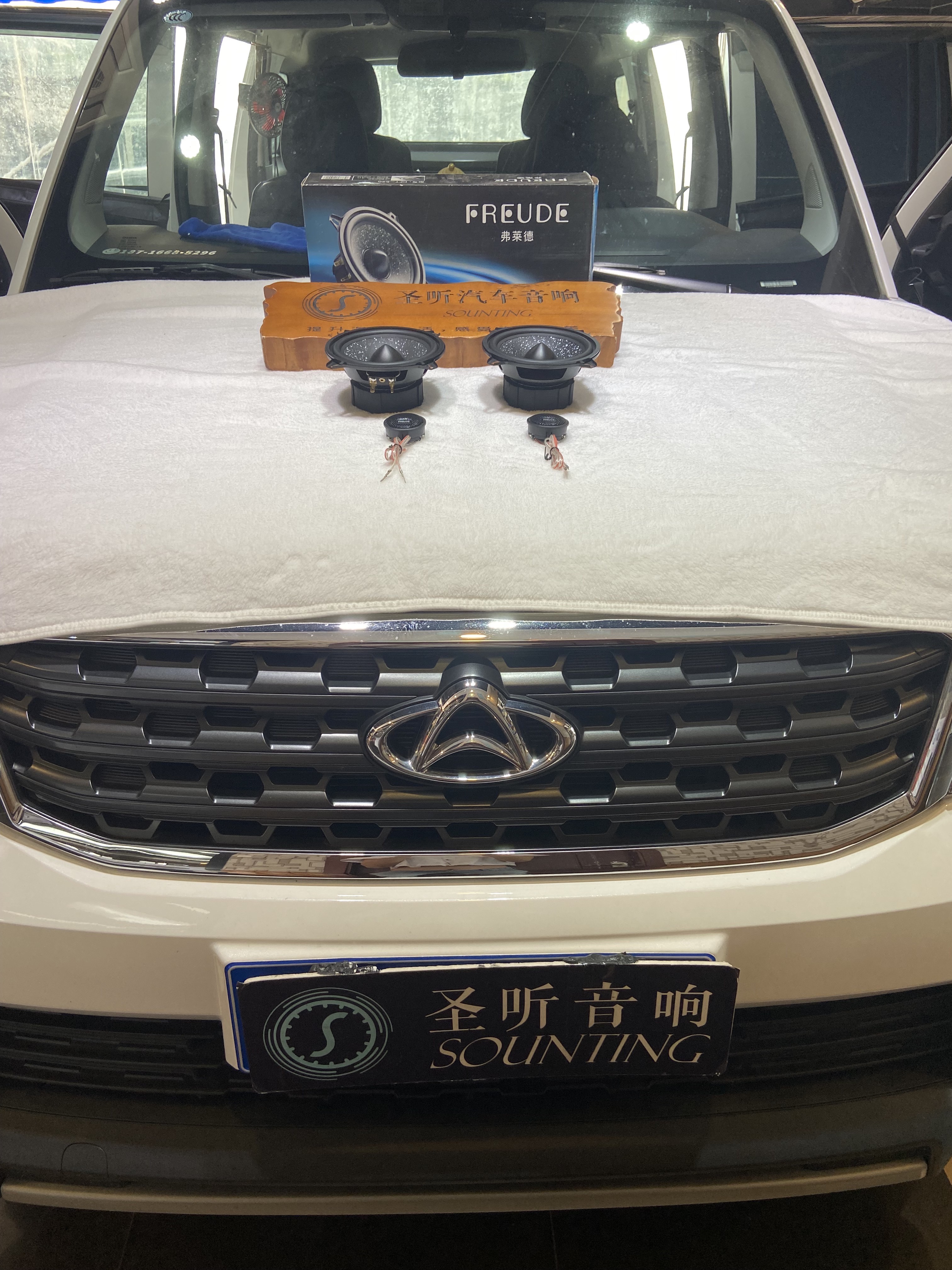长安欧尚原车只有两个喇叭，客户找到我给他推荐音响升级方案，原车喇叭尺寸为5寸的喇叭，我们为他准备的也是德国弗莱德5.2寸的喇叭原装位无损安装。