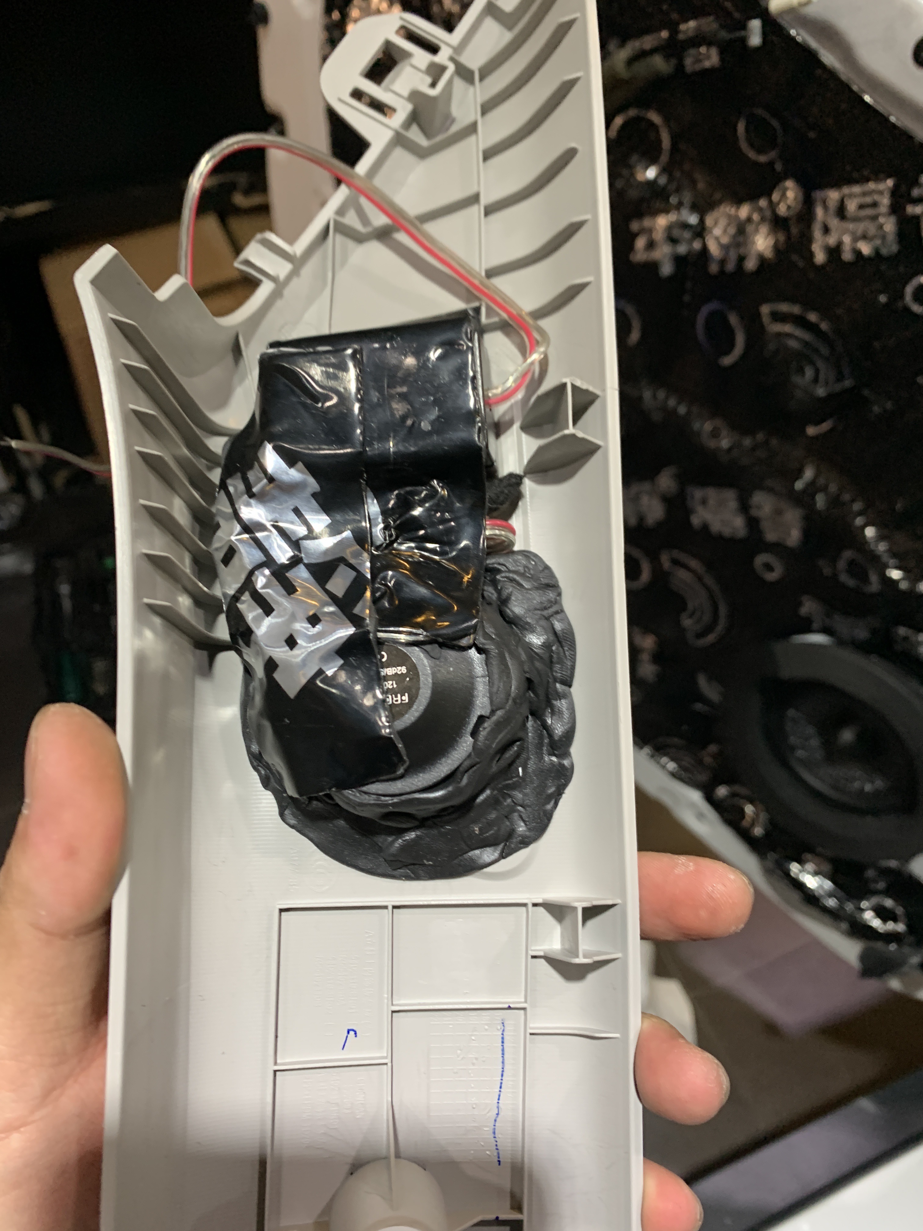 长安欧尚原车只有两个喇叭，客户找到我给他推荐音响升级方案，原车喇叭尺寸为5寸的喇叭，我们为他准备的也是德国弗莱德5.2寸的喇叭原装位无损安装。