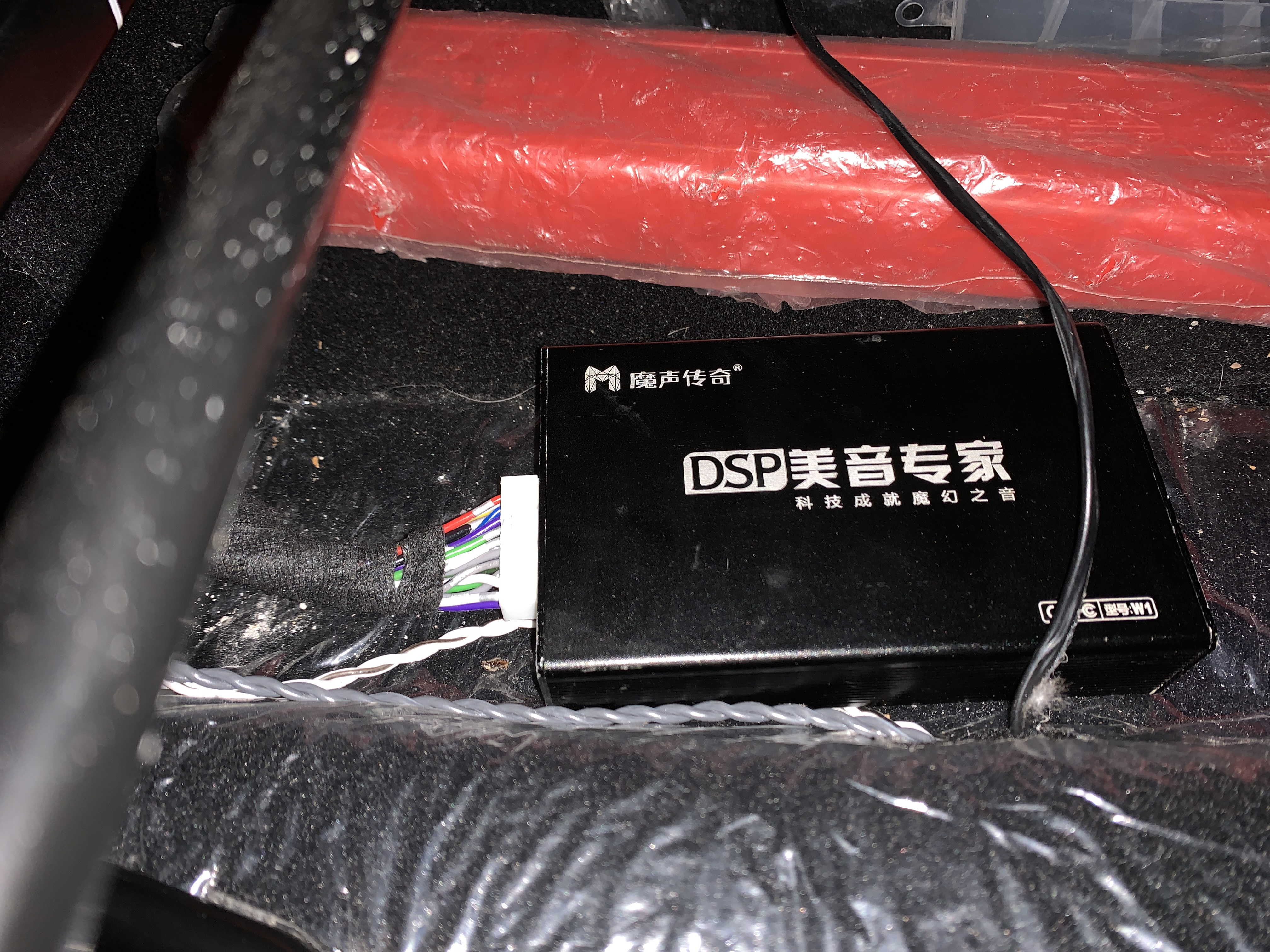 长安欧尚原车只有两个喇叭，客户找到我给他推荐音响升级方案，原车喇叭尺寸为5寸的喇叭，我们为他准备的也是德国弗莱德5.2寸的喇叭原装位无损安装。