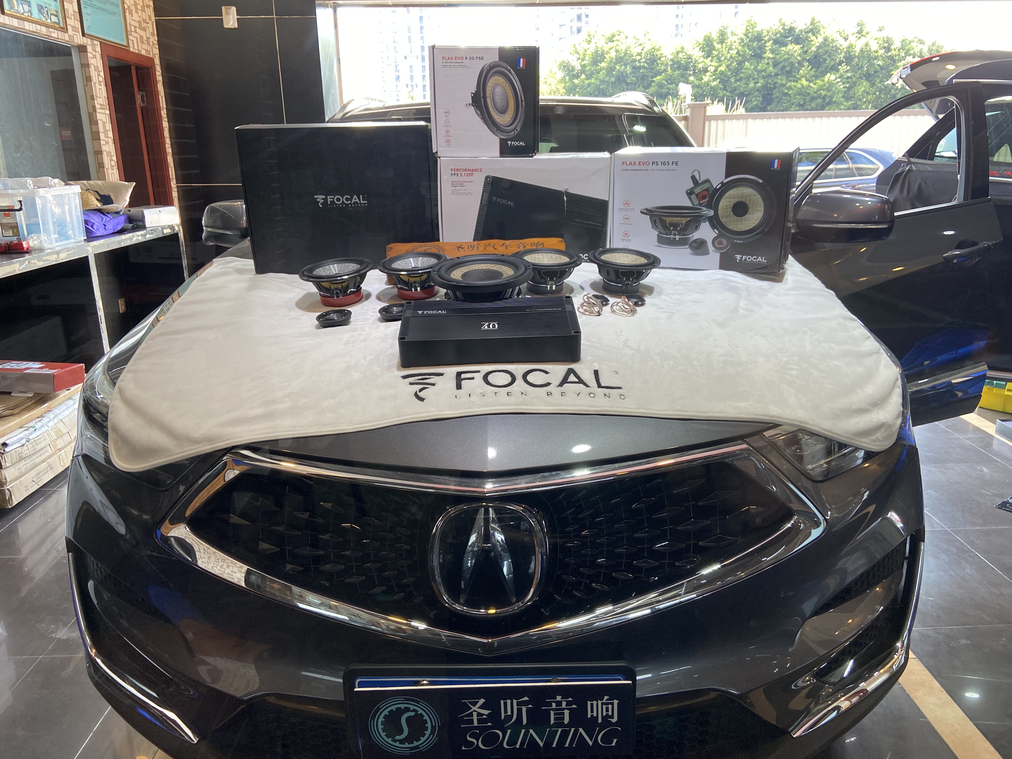 想听好声音，重庆找圣听
今天改装车型：讴歌rdx
前声场：劲浪乌托邦165W-XP
后声场：劲浪亚麻盆中音同轴
低    音：劲浪亚麻P20FSE
功    放：劲浪FPX5.12  D类
隔    音：4门三层大麦
线    材：全套正力车福音响线材