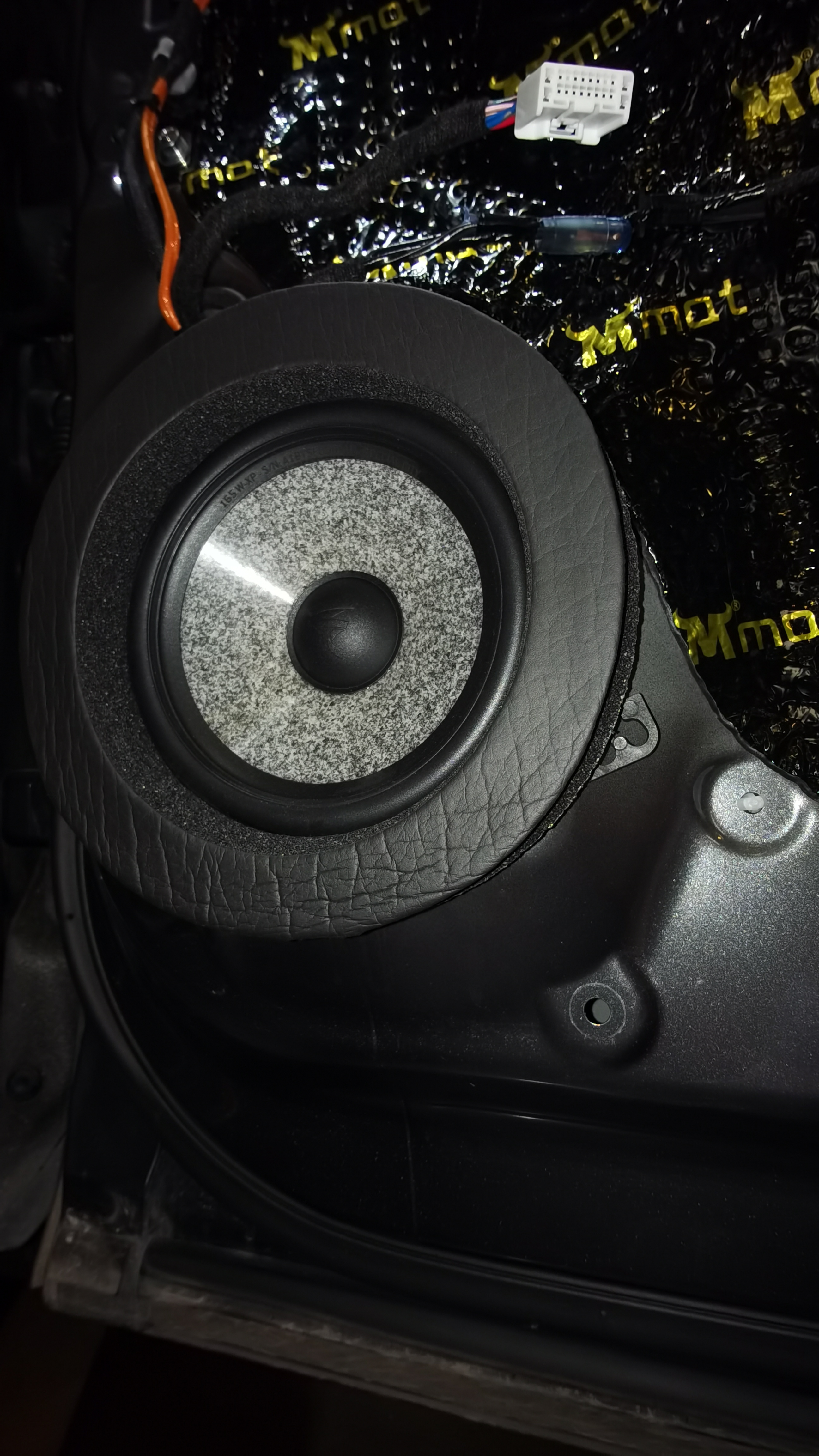 想听好声音，重庆找圣听
今天改装车型：讴歌rdx
前声场：劲浪乌托邦165W-XP
后声场：劲浪亚麻盆中音同轴
低    音：劲浪亚麻P20FSE
功    放：劲浪FPX5.12  D类
隔    音：4门三层大麦
线    材：全套正力车福音响线材
