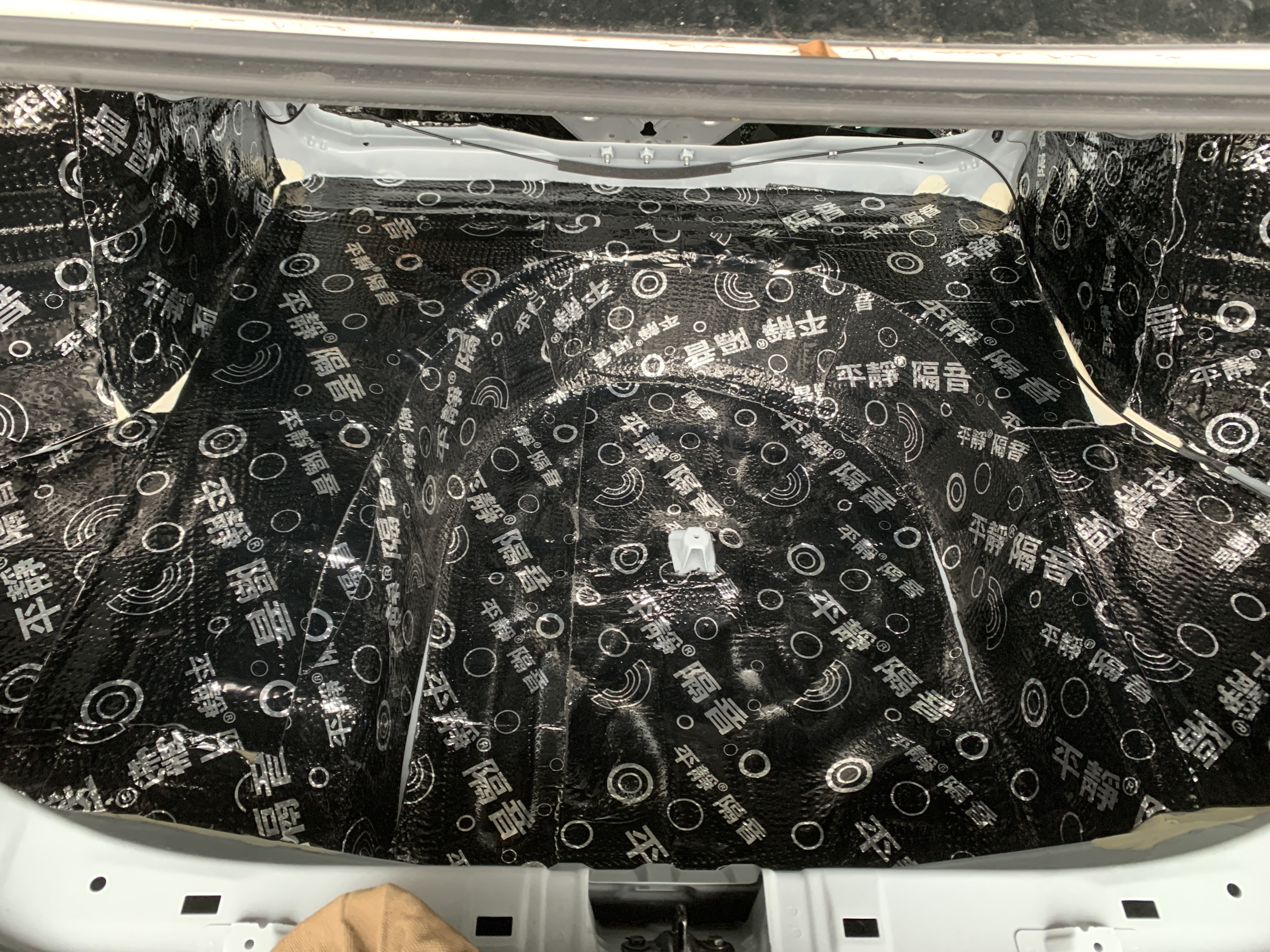 日产车是出了名得皮薄，今天到店一辆日产轩逸客户过来找我做后备箱隔音，后翼子板隔音，细节见证工艺