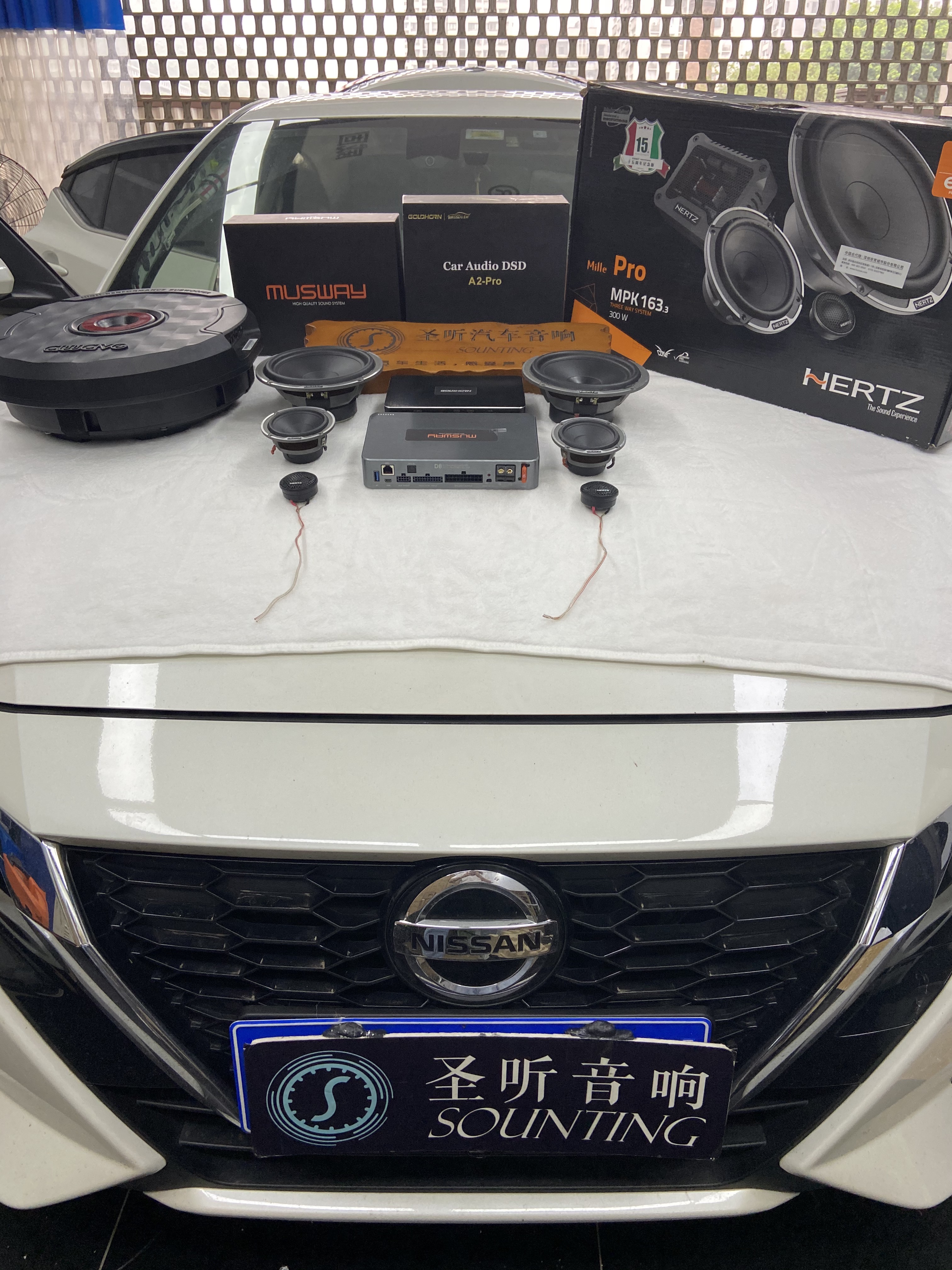 想要好的声音，好的低频，那么你需要一个好的箱体。
这辆日产轩逸就在打造一个更好的箱体，尾箱隔音走起。不仅仅提高了你的低频，还降低了你行车中尾箱共鸣。