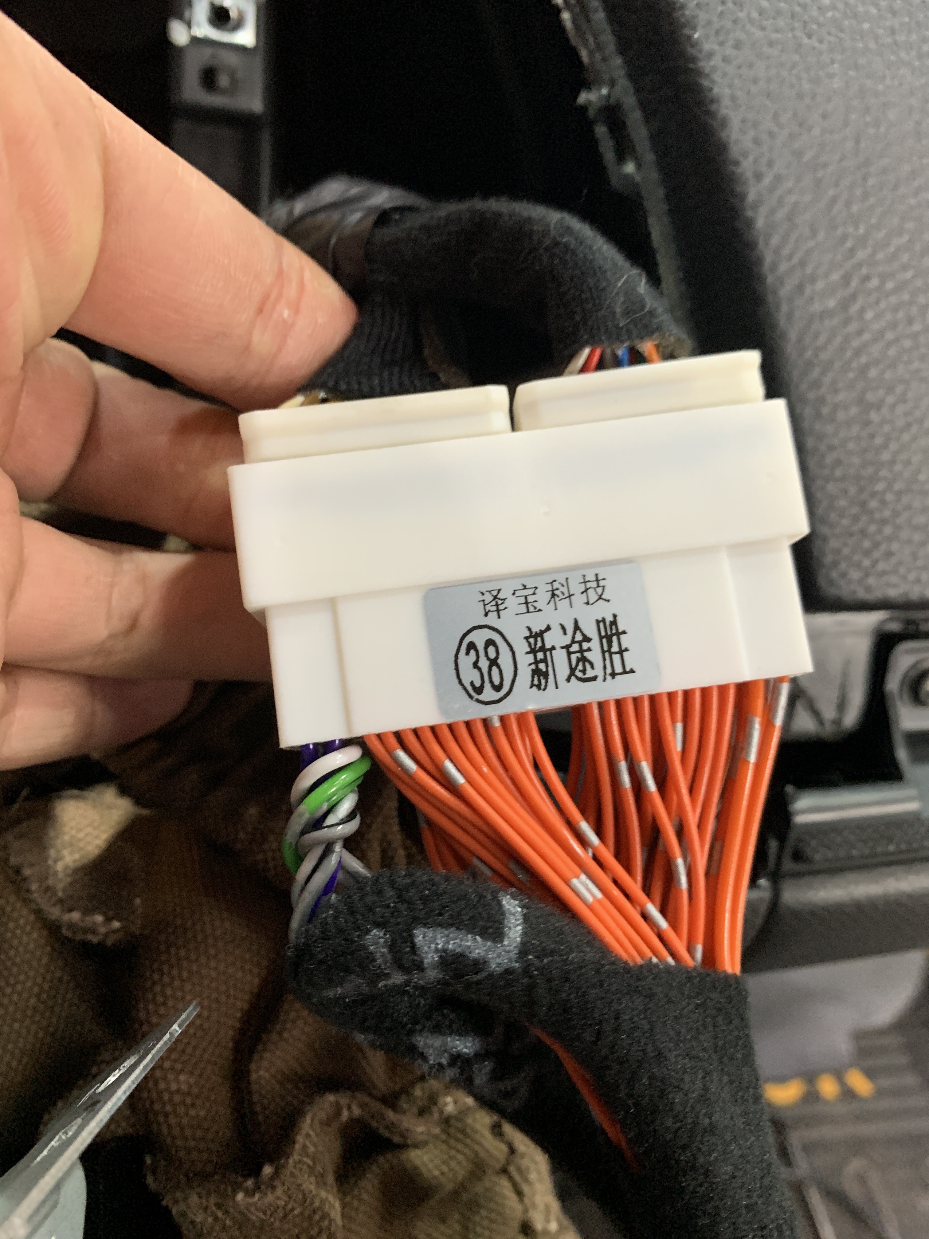 今天到店一辆起亚凯绅原车6个喇叭，车主想提升一下音响效果，了解到车主平时喜欢听人声，偶尔还喜欢来点DJ，经过各种试听对比，我们搭配这样一塔音响系统，前门选择劲浪的40周年黄金纪念版，这款喇叭特点就是带有相位锥，中音频率扩散更好，声场定位也更准确，后门也同样选择劲浪的品牌RCX同轴喇叭，一个蓝宝座椅炮，让低音发声更纯更有力，一台DSP功放，进行各种细节的调节，弥补原车主机功率不足的问题，这样的网红套餐你喜欢吗？