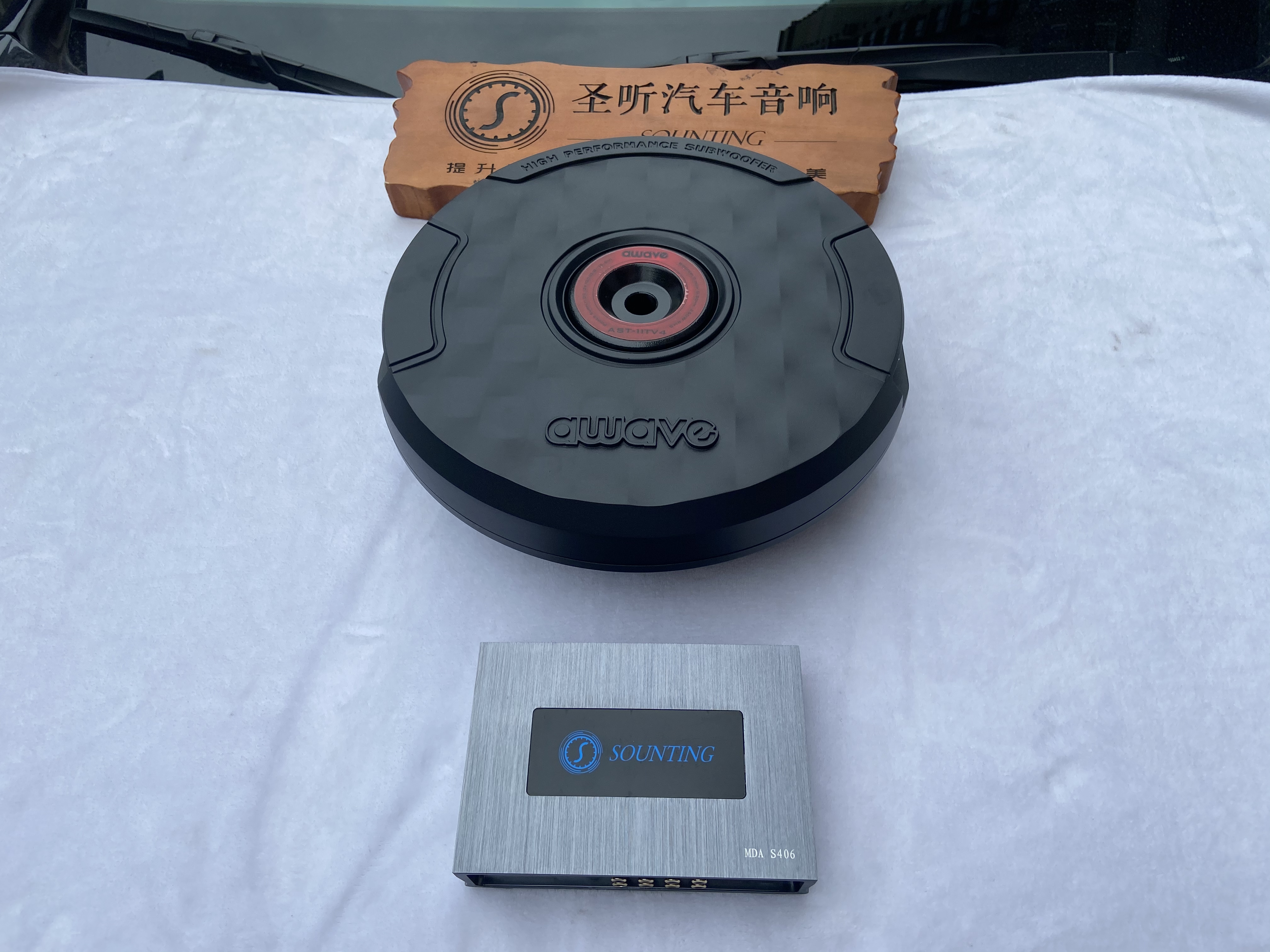 别克昂科威，与车喇叭素质声音车主还满意，就是声音不能太大，低音也不够震撼。一台处理器与一个胚胎炮完美的解决你的烦劳。