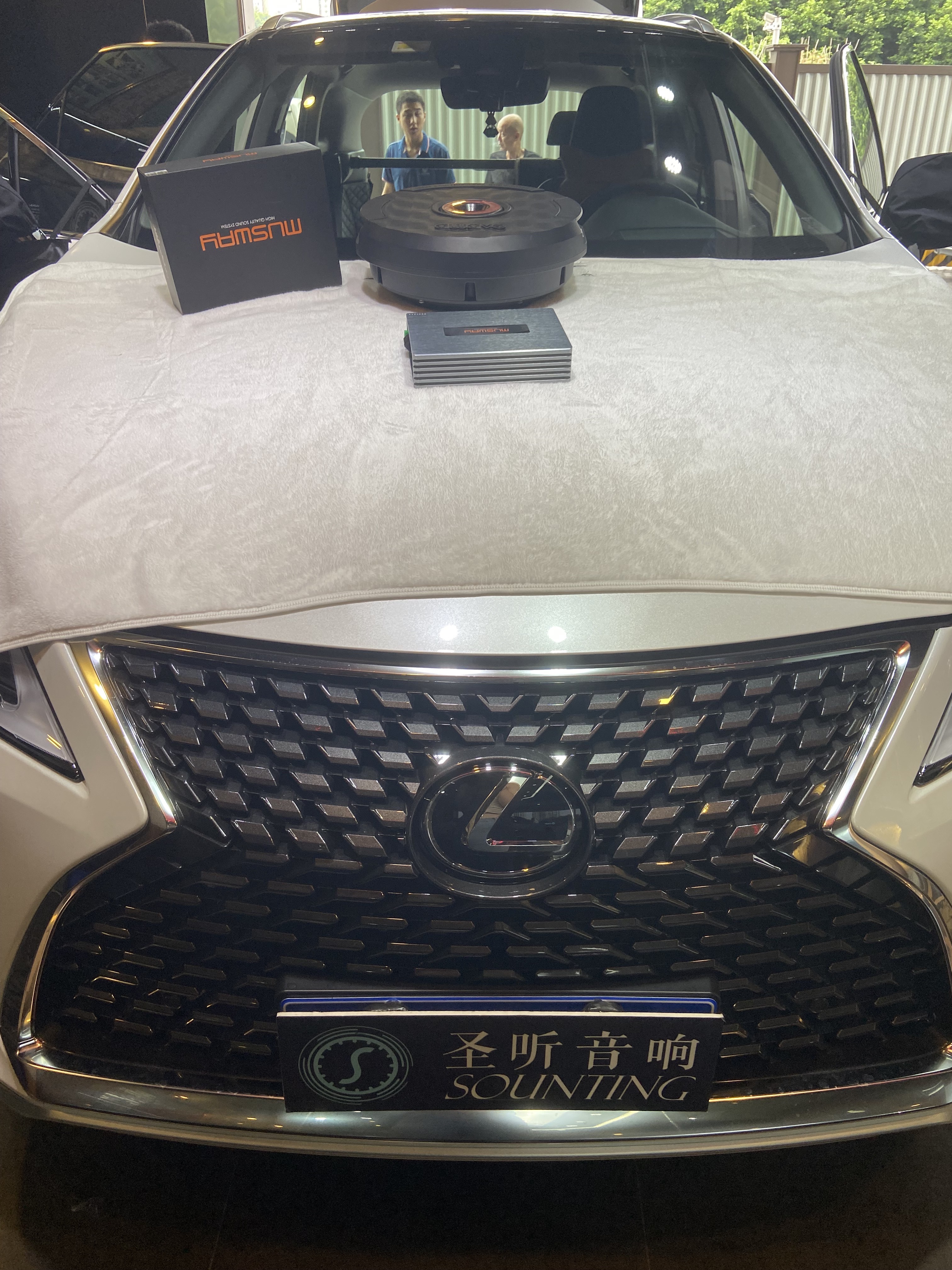 雷克萨斯RX300不动原车喇叭升级汽车音响，  musway M6DSP功放+备胎低音炮