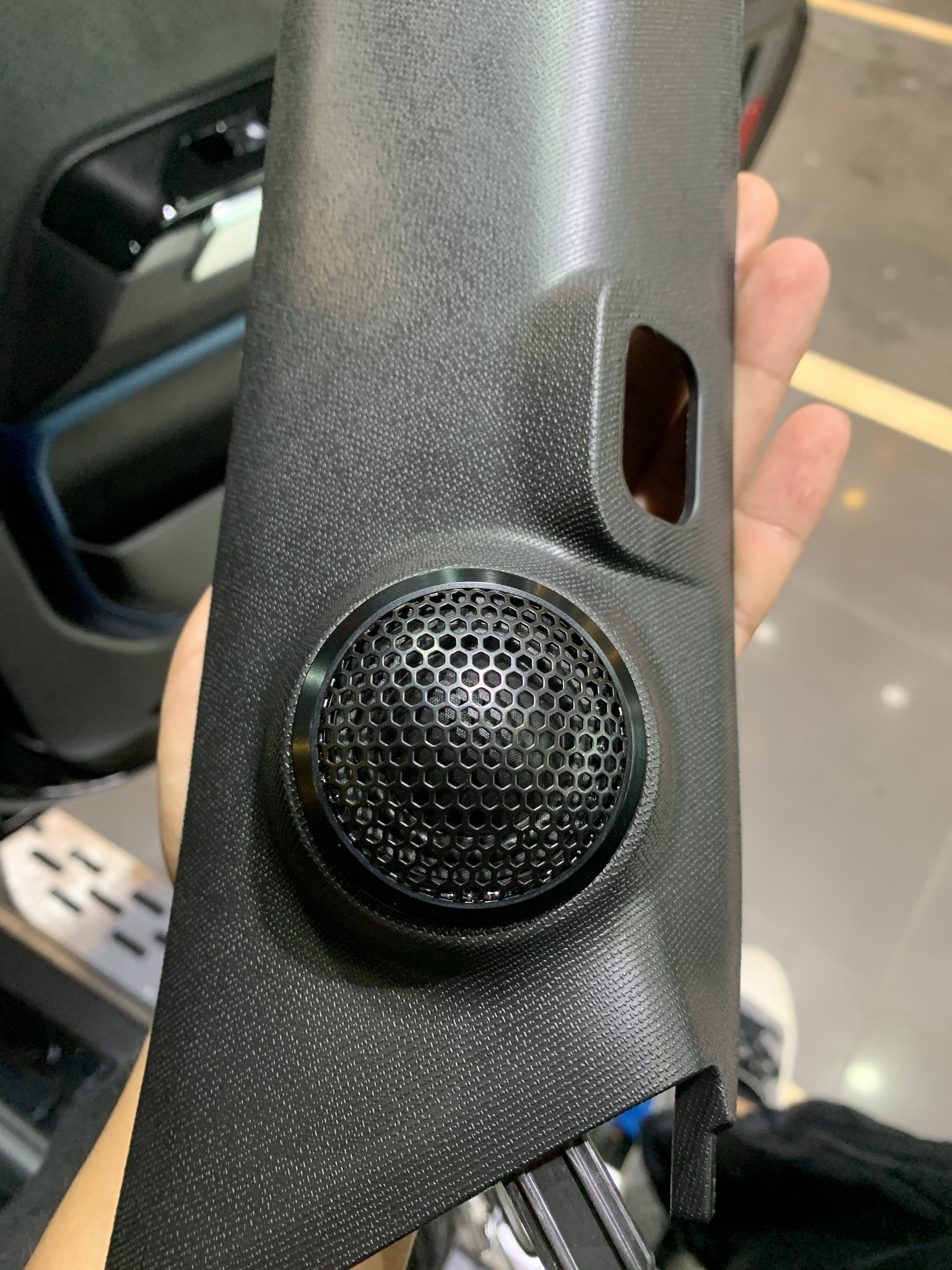 今天到店一辆北京吉普BJ40，之前看了我们同款车型的改装案例知道了原车系统的差劲，新车还没上牌就来找我改音响，为他搭配我们店的北京吉普BJ40得专车专用喇叭套餐。