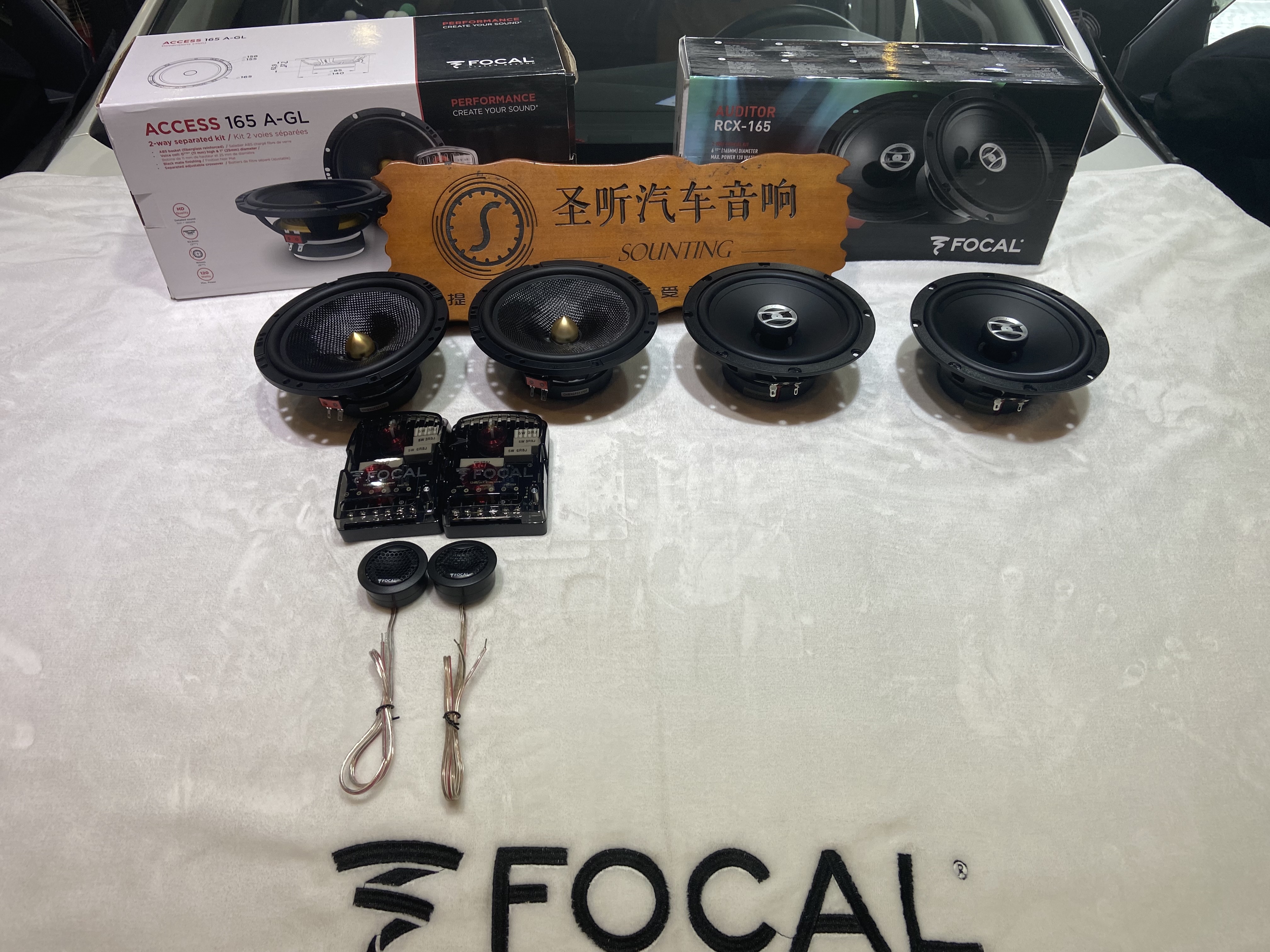东风启辰D60，车主驱车100多公里来找我升级汽车音响，经过跟我们技术总监得，沟通讨论，再试听了各种喇叭，最终选择了我们的网红套餐
前门：法国劲浪40周年纪念版AGL165
后门：法国劲浪RCX165同轴喇叭
DSP功放：香港森麦朗MDA460
低音炮：德国蓝宝150xlf超薄炮