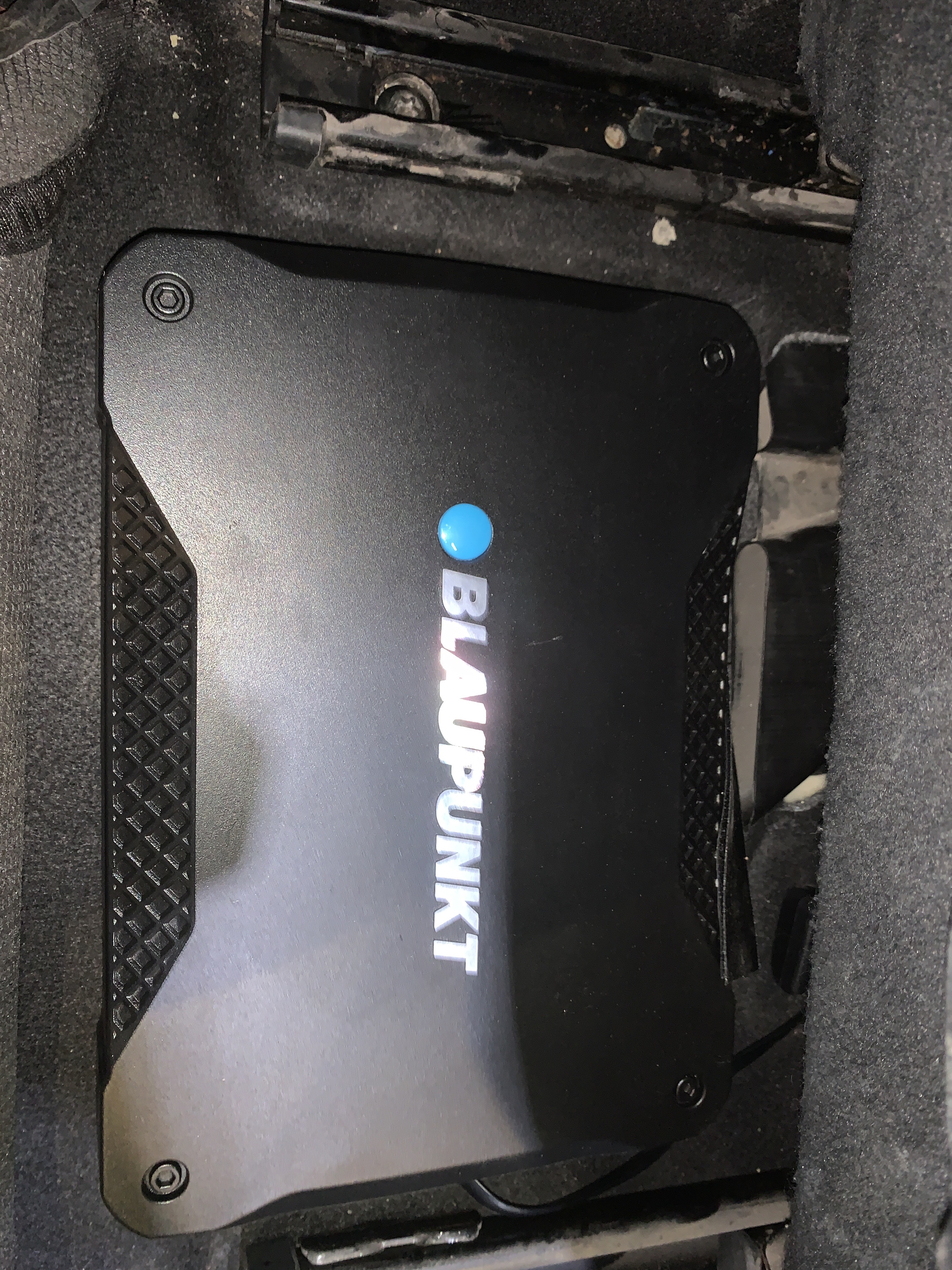 东风启辰D60，车主驱车100多公里来找我升级汽车音响，经过跟我们技术总监得，沟通讨论，再试听了各种喇叭，最终选择了我们的网红套餐
前门：法国劲浪40周年纪念版AGL165
后门：法国劲浪RCX165同轴喇叭
DSP功放：香港森麦朗MDA460
低音炮：德国蓝宝150xlf超薄炮