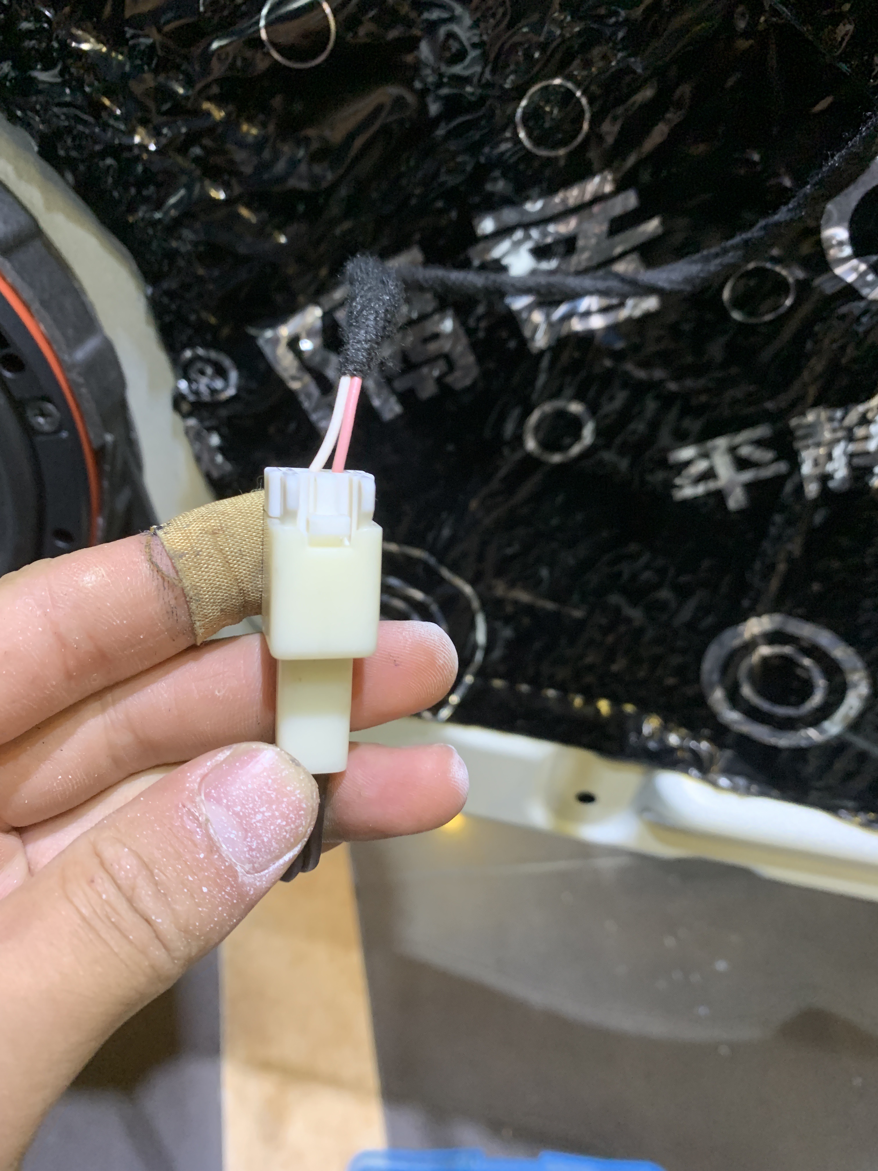东风启辰D60，车主驱车100多公里来找我升级汽车音响，经过跟我们技术总监得，沟通讨论，再试听了各种喇叭，最终选择了我们的网红套餐
前门：法国劲浪40周年纪念版AGL165
后门：法国劲浪RCX165同轴喇叭
DSP功放：香港森麦朗MDA460
低音炮：德国蓝宝150xlf超薄炮