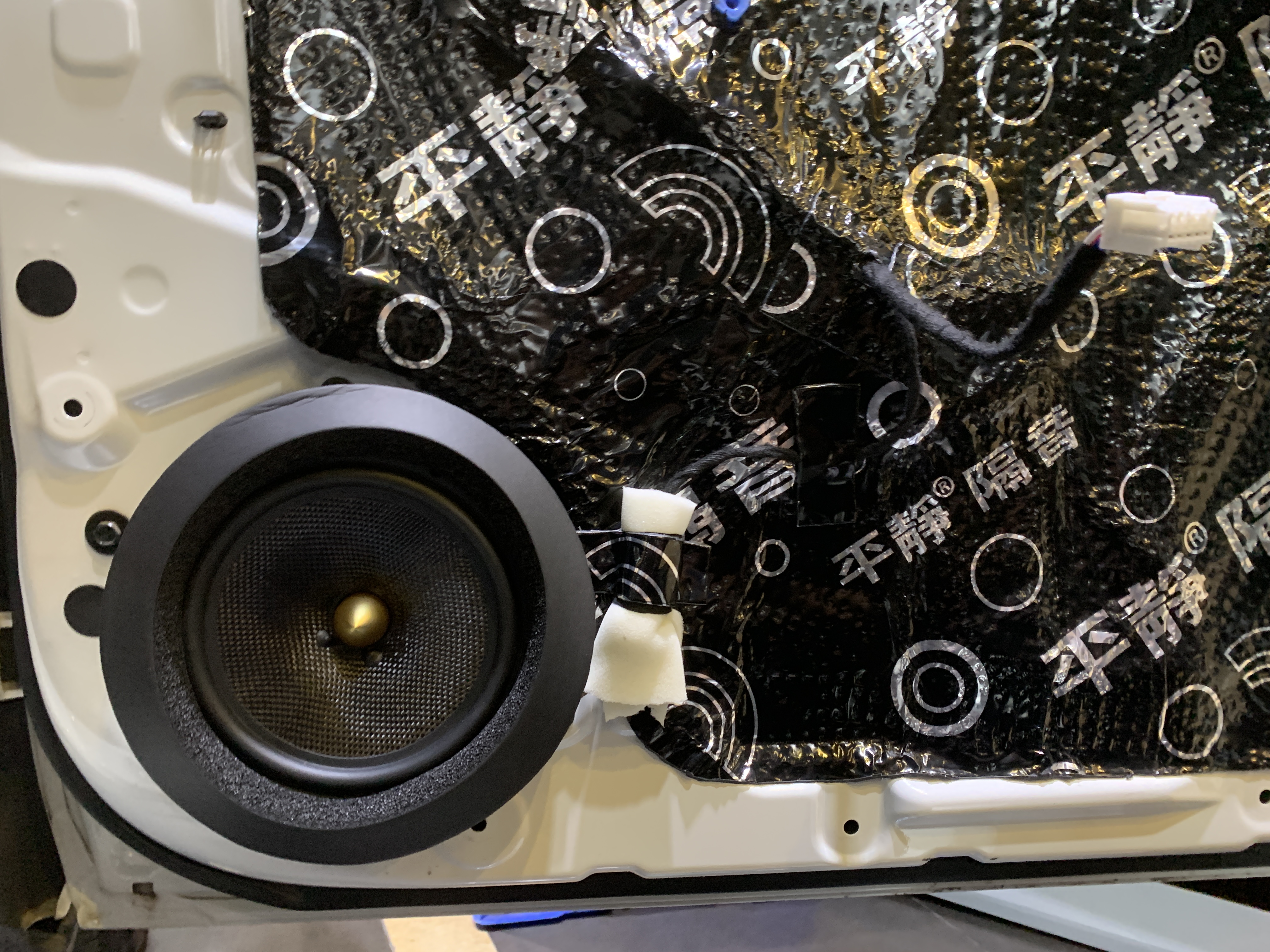 东风启辰D60，升级网红劲浪套餐。
前声场：劲浪165A-GL
后声场：劲浪RCX-165
4门双层平静隔音强化箱体。