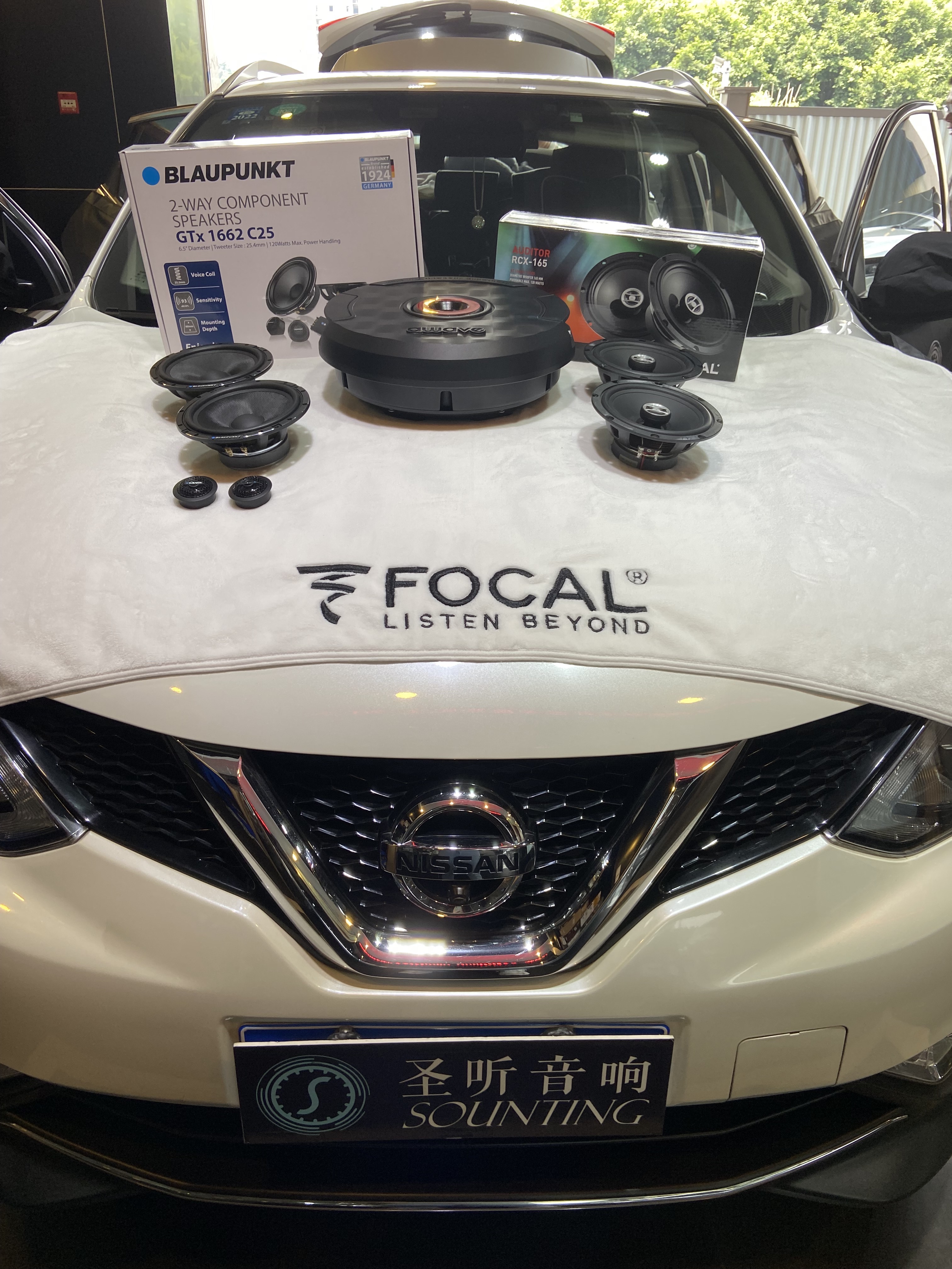日产逍客音响升级，原车高音喇叭都没有，全车4个媒体扬声器，今天升级前门蓝宝C25套装喇叭，后门劲浪RCX同轴喇叭，8音度X2S,备胎低音炮，四门双层隔音