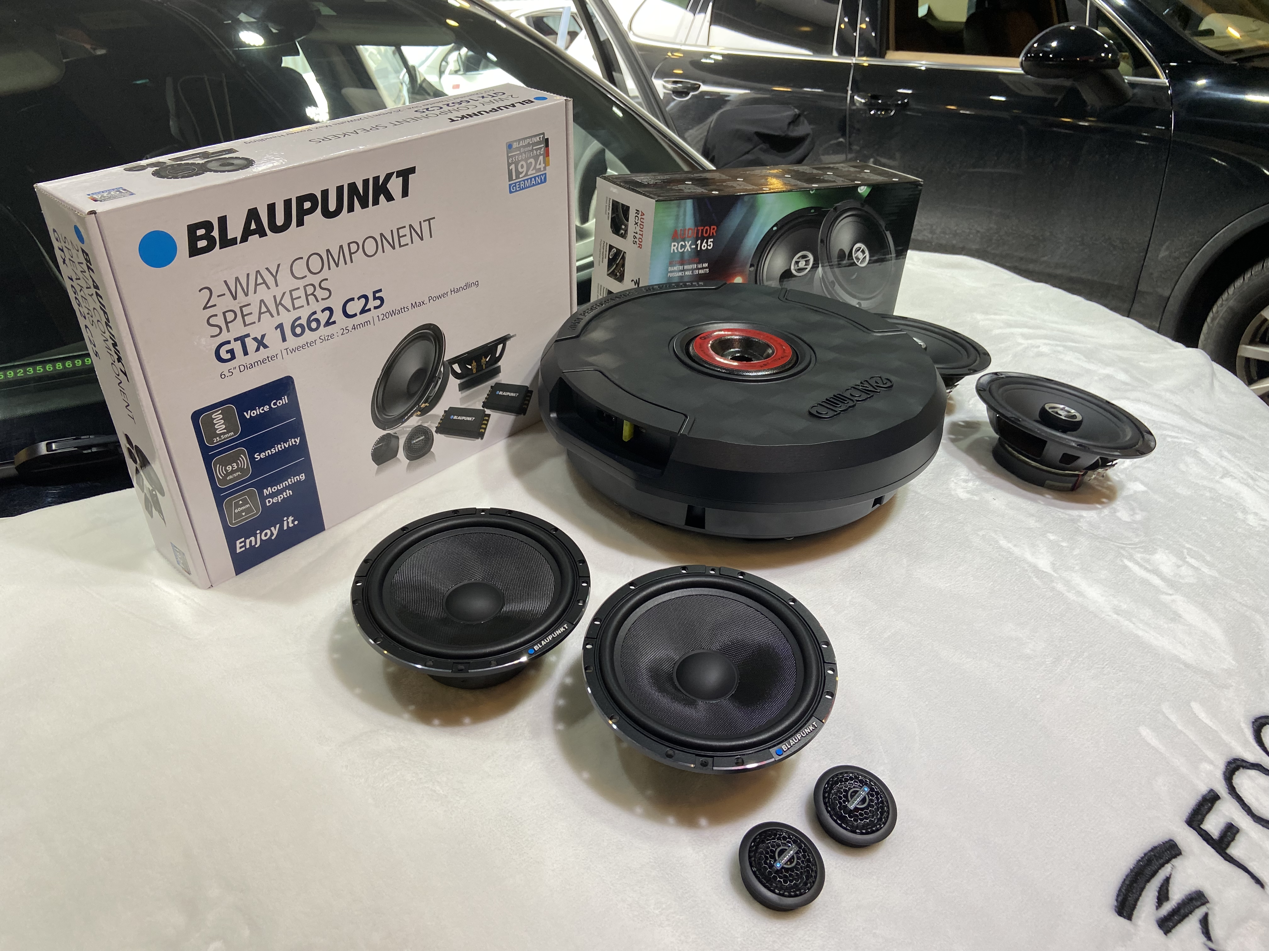 日产逍客音响升级，原车高音喇叭都没有，全车4个媒体扬声器，今天升级前门蓝宝C25套装喇叭，后门劲浪RCX同轴喇叭，8音度X2S,备胎低音炮，四门双层隔音