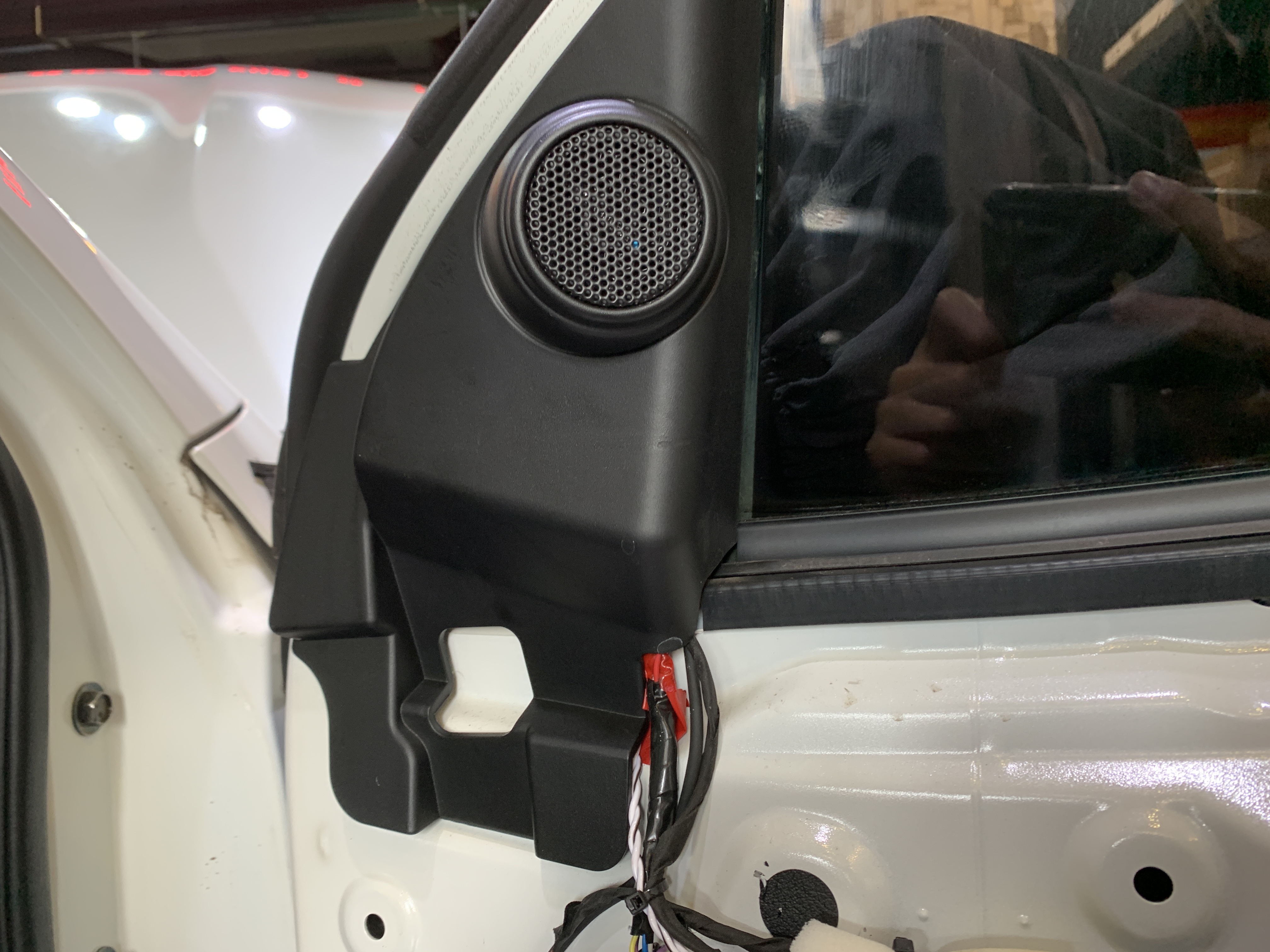 日产逍客音响升级，原车高音喇叭都没有，全车4个媒体扬声器，今天升级前门蓝宝C25套装喇叭，后门劲浪RCX同轴喇叭，8音度X2S,备胎低音炮，四门双层隔音