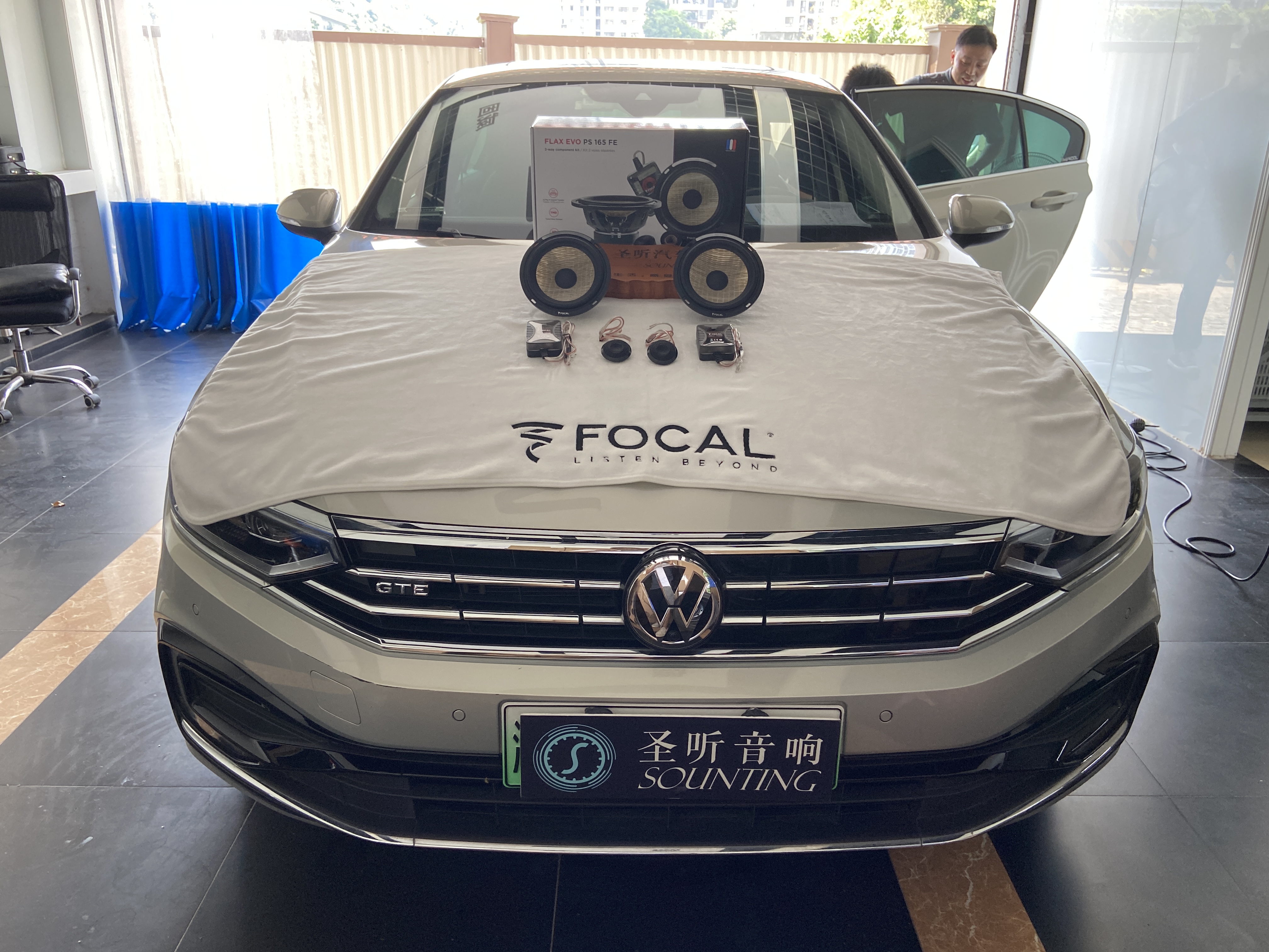 混动迈腾再次升级,为了给后排更好的听感,升级了与前门一样的劲浪亚麻盆喇叭。前后排音色同一,整车的音质升级。不是所有的亚麻都能给你最好的声音,只有原自法国高质量的亚麻才能给你最好的自然声音。