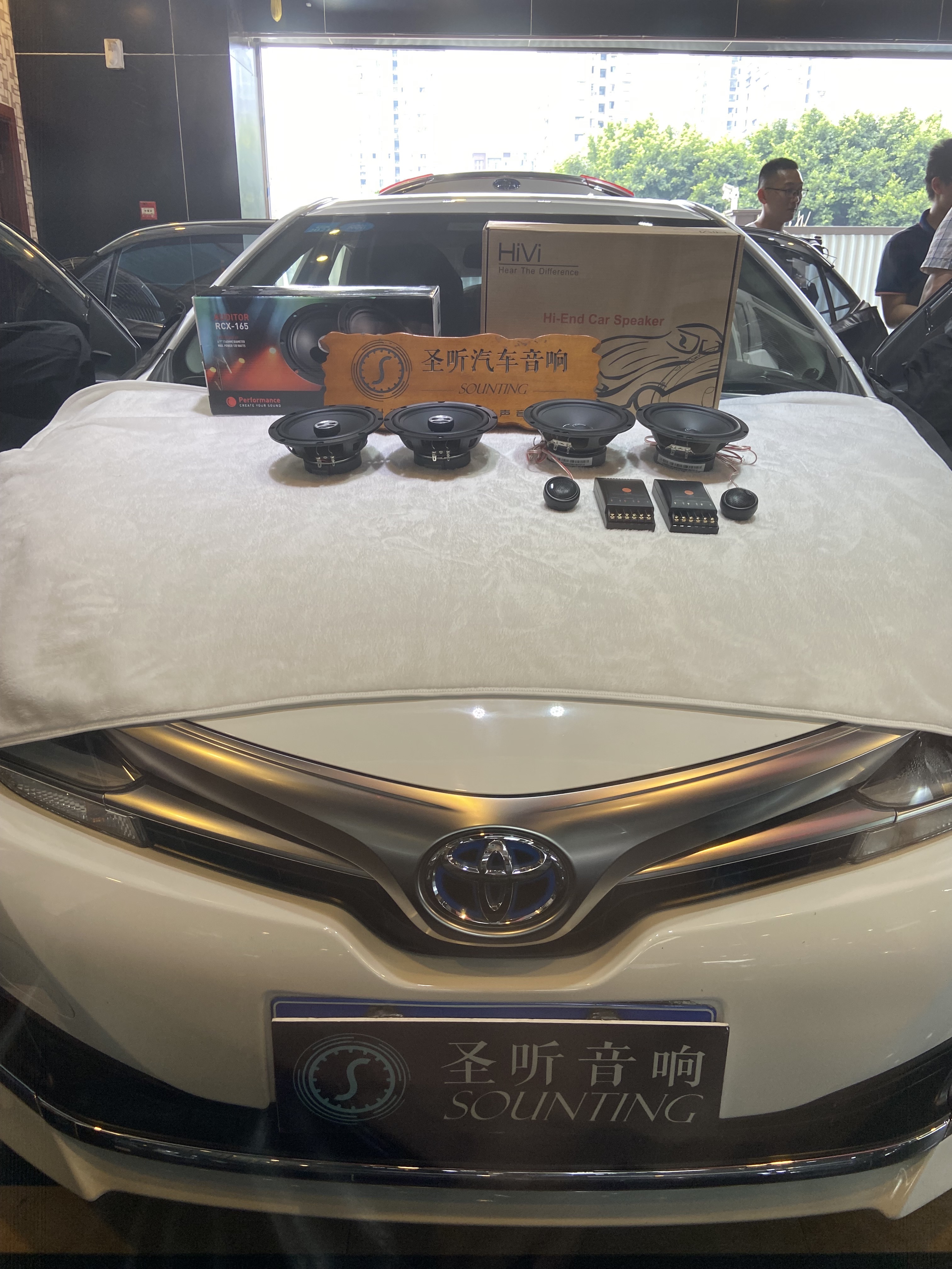 丰田卡罗拉，升级超性价比的全套喇叭套餐。
前声场：惠威C160喇叭
后声场：劲浪RCX165
隔    音：4门双层平静