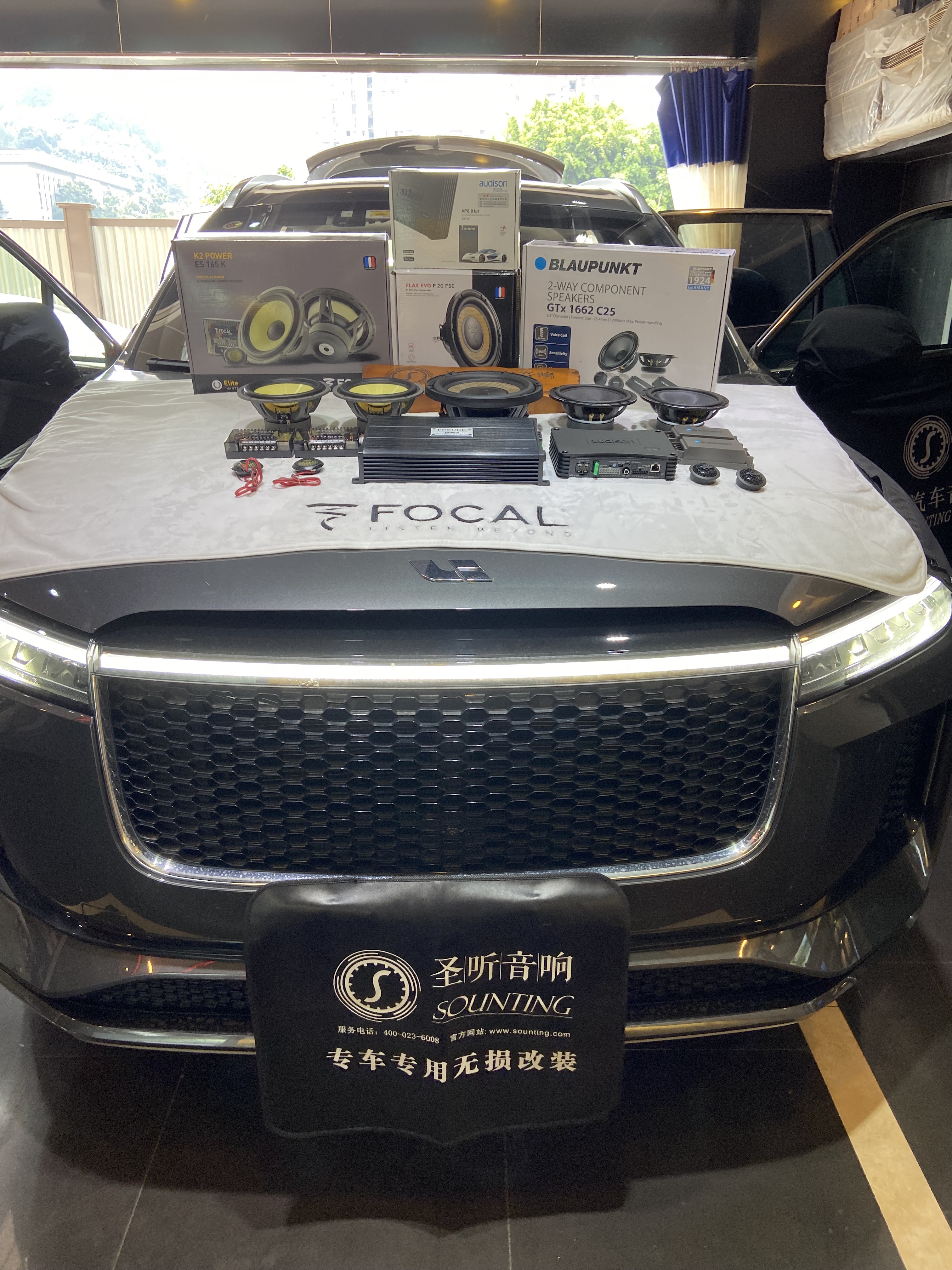 理想ONE音响升级方案~原装位无损升级,满足多风格可听可炸类型
前声场:法国劲浪ES165K黄盆套装喇叭
后声场:法国劲浪RSE165套装喇叭
功放一:MUSWAY D8 DSP功放
功放二:弗莱德FD4功放
低音炮:法国劲浪亚麻盆超薄P20FSE低音