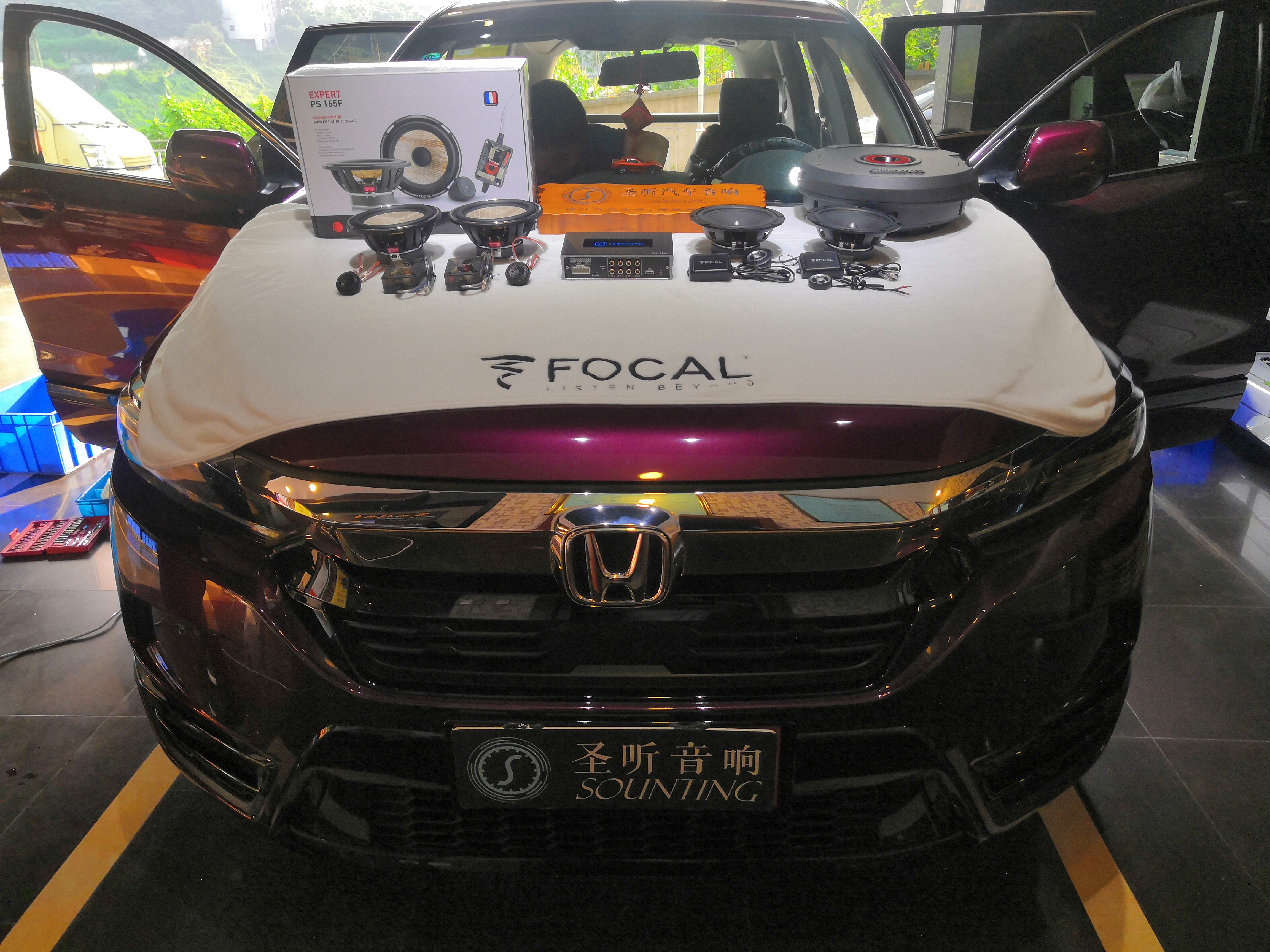 本田皓影刘总喜欢人声选择法国🇫🇷 原装进口的劲浪FOCAL亚麻盆PS165F两分频套装喇叭，后门一套高性价比的劲浪入门级RSE165两分频套装喇叭，用一台圣听MDA S406四路功放六路DSP来驱动前后门喇叭，再加一台爱威备胎低音炮来弥补低音的不足。安装完后，高音甜，中音准，低音下潜有力。