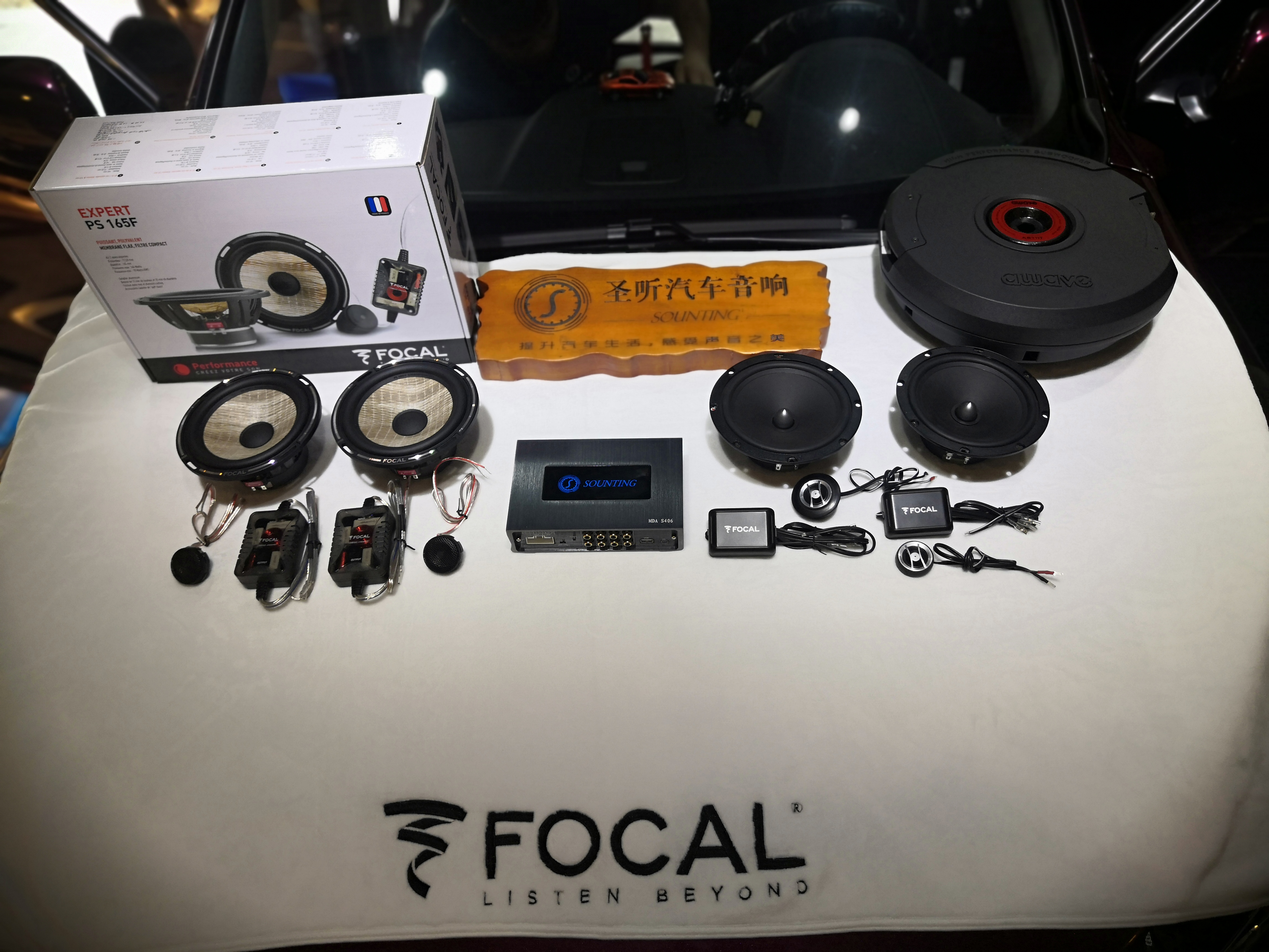 本田皓影刘总喜欢人声选择法国🇫🇷 原装进口的劲浪FOCAL亚麻盆PS165F两分频套装喇叭，后门一套高性价比的劲浪入门级RSE165两分频套装喇叭，用一台圣听MDA S406四路功放六路DSP来驱动前后门喇叭，再加一台爱威备胎低音炮来弥补低音的不足。安装完后，高音甜，中音准，低音下潜有力。