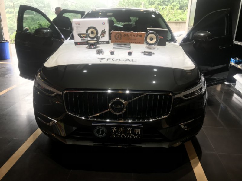 沃尔沃新XC60曾总喜提爱车，提车后觉得原车喇叭声音表现平衡度不错，但在韵味方面有些欠缺，他又喜欢听人声，原车喇叭人声表现非常弱。通过网络查询觉得劲浪亚麻盆的人声不错，再查询到我们店是劲浪重庆总代理，来到我们店给他的爱车升级劲浪亚麻盆PS165F二分频套装喇叭，这套喇叭在演绎人声音乐的时候有自己的韵味，中高频清澈明亮，低频密度高，人声非常清晰！曾总为了环绕效果还加了一台德国musway M6 DSP功放，体积小，功能强大，8路DSP内置6路70W功放，使整个声场非常醇厚，细腻自然，声音包围感强。