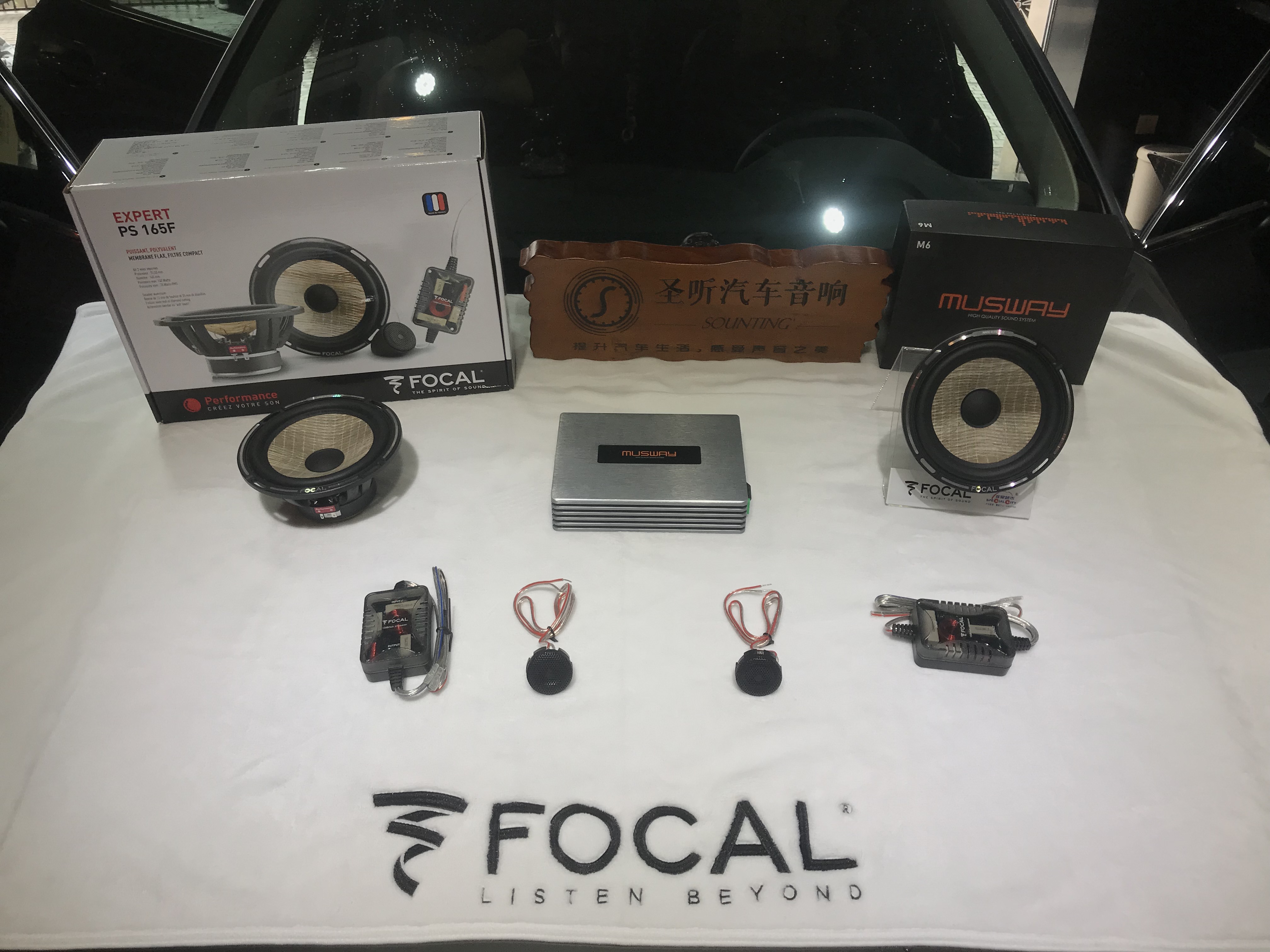 沃尔沃新XC60曾总喜提爱车，提车后觉得原车喇叭声音表现平衡度不错，但在韵味方面有些欠缺，他又喜欢听人声，原车喇叭人声表现非常弱。通过网络查询觉得劲浪亚麻盆的人声不错，再查询到我们店是劲浪重庆总代理，来到我们店给他的爱车升级劲浪亚麻盆PS165F二分频套装喇叭，这套喇叭在演绎人声音乐的时候有自己的韵味，中高频清澈明亮，低频密度高，人声非常清晰！曾总为了环绕效果还加了一台德国musway M6 DSP功放，体积小，功能强大，8路DSP内置6路70W功放，使整个声场非常醇厚，细腻自然，声音包围感强。