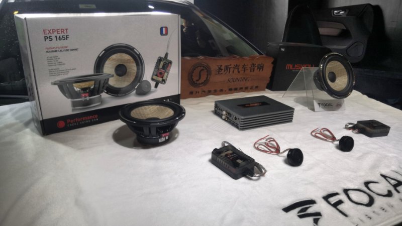 沃尔沃新XC60曾总喜提爱车，提车后觉得原车喇叭声音表现平衡度不错，但在韵味方面有些欠缺，他又喜欢听人声，原车喇叭人声表现非常弱。通过网络查询觉得劲浪亚麻盆的人声不错，再查询到我们店是劲浪重庆总代理，来到我们店给他的爱车升级劲浪亚麻盆PS165F二分频套装喇叭，这套喇叭在演绎人声音乐的时候有自己的韵味，中高频清澈明亮，低频密度高，人声非常清晰！曾总为了环绕效果还加了一台德国musway M6 DSP功放，体积小，功能强大，8路DSP内置6路70W功放，使整个声场非常醇厚，细腻自然，声音包围感强。