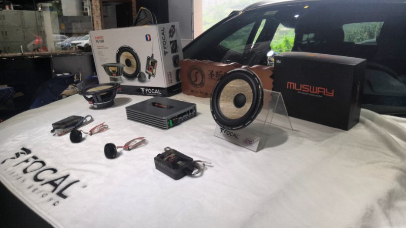 沃尔沃新XC60曾总喜提爱车，提车后觉得原车喇叭声音表现平衡度不错，但在韵味方面有些欠缺，他又喜欢听人声，原车喇叭人声表现非常弱。通过网络查询觉得劲浪亚麻盆的人声不错，再查询到我们店是劲浪重庆总代理，来到我们店给他的爱车升级劲浪亚麻盆PS165F二分频套装喇叭，这套喇叭在演绎人声音乐的时候有自己的韵味，中高频清澈明亮，低频密度高，人声非常清晰！曾总为了环绕效果还加了一台德国musway M6 DSP功放，体积小，功能强大，8路DSP内置6路70W功放，使整个声场非常醇厚，细腻自然，声音包围感强。